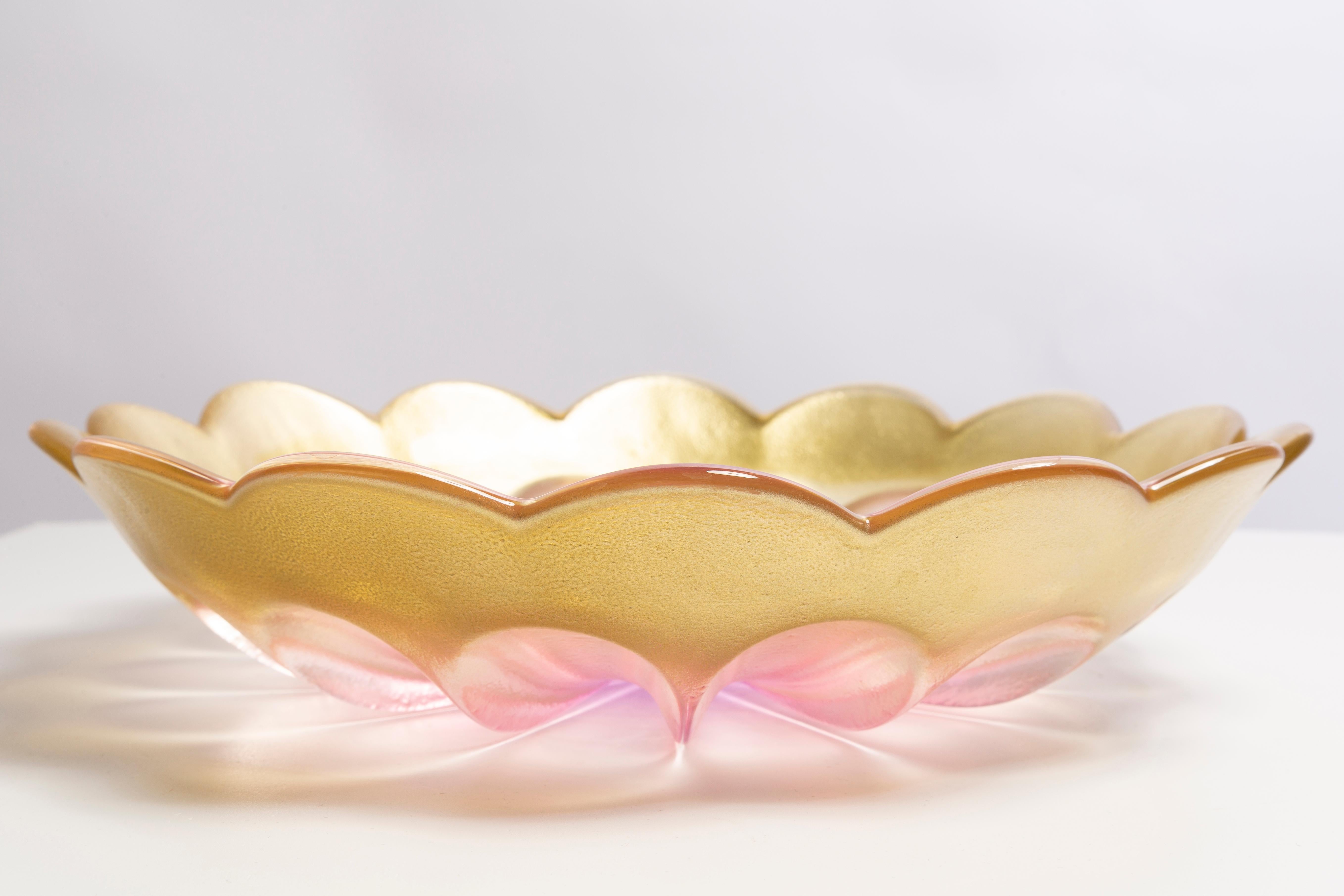 20th Century Mid-Century Golden and Pink Decorative Glass Flower Plate, Italy, 1960s For Sale