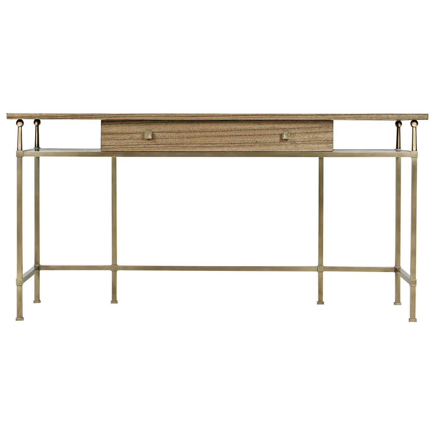 Una scrivania in stile Mid-Century Modern impiallacciata in Paldao color ambra dorata con una struttura in ottone classico, tiranti in ottone squadrati, un unico cassetto lungo e sollevato su sei gambe in ottone. 

Dimensioni: 60,33