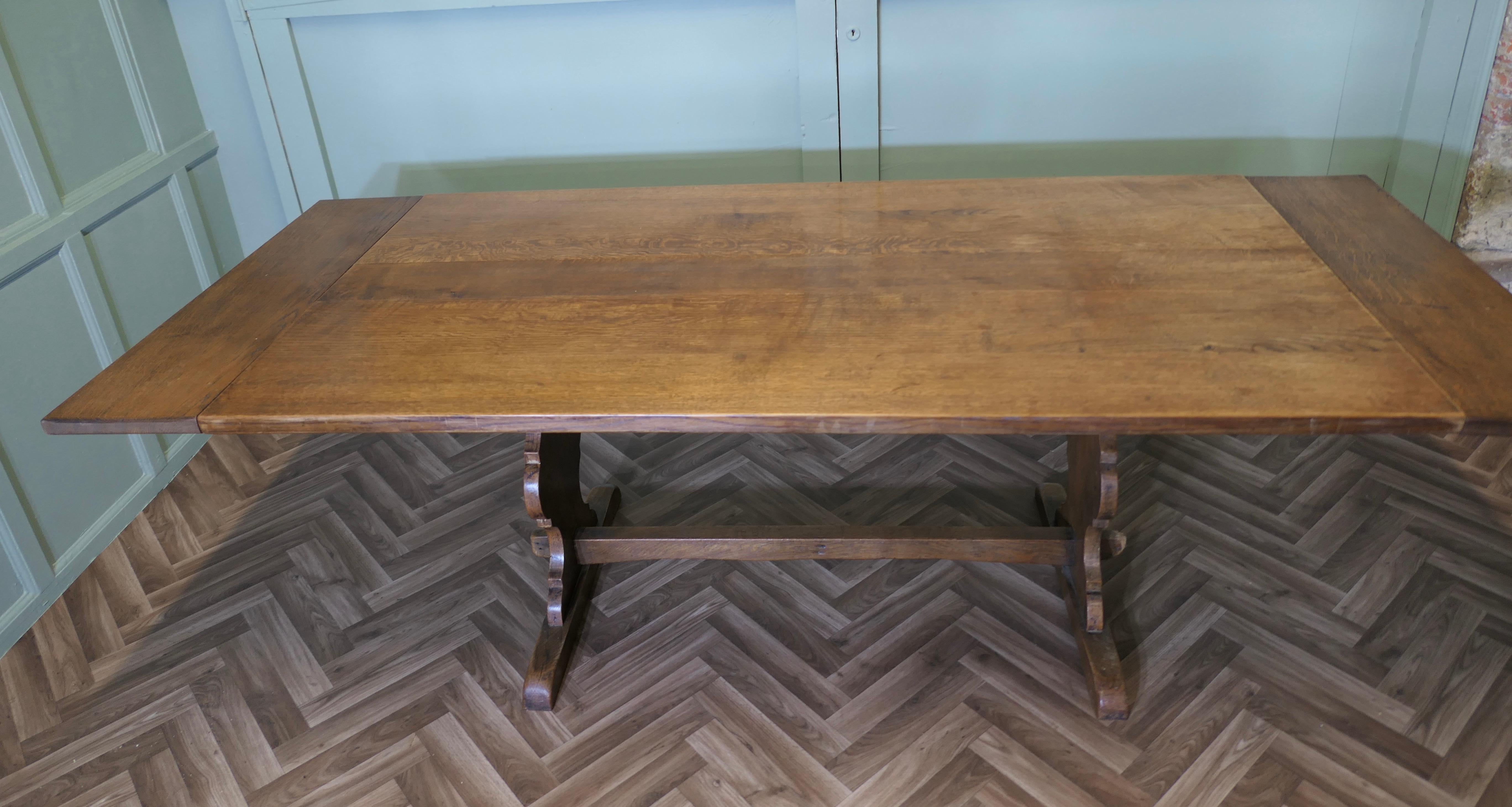 Mid Century Golden Oak Extending Refectory Table In Good Condition For Sale In Godshill, Isle of Wight