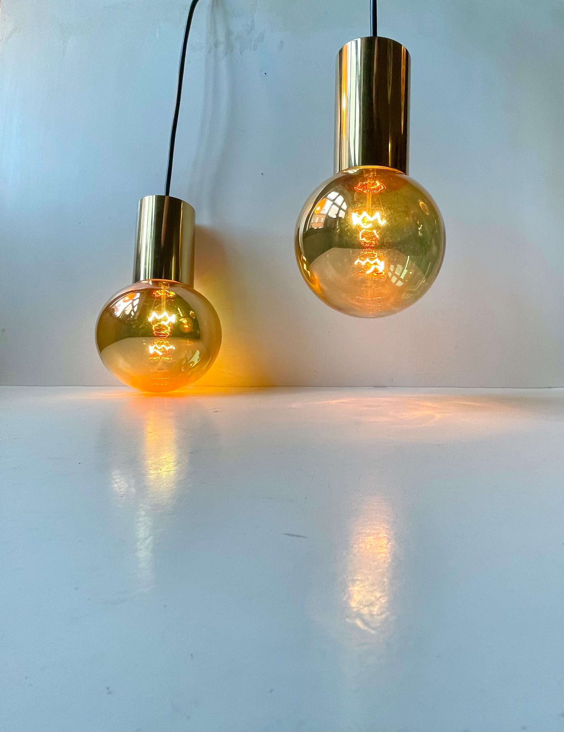 Lampade a sospensione a sfera d'oro di metà secolo in ottone di Frimann, anni '60 in vendita 3