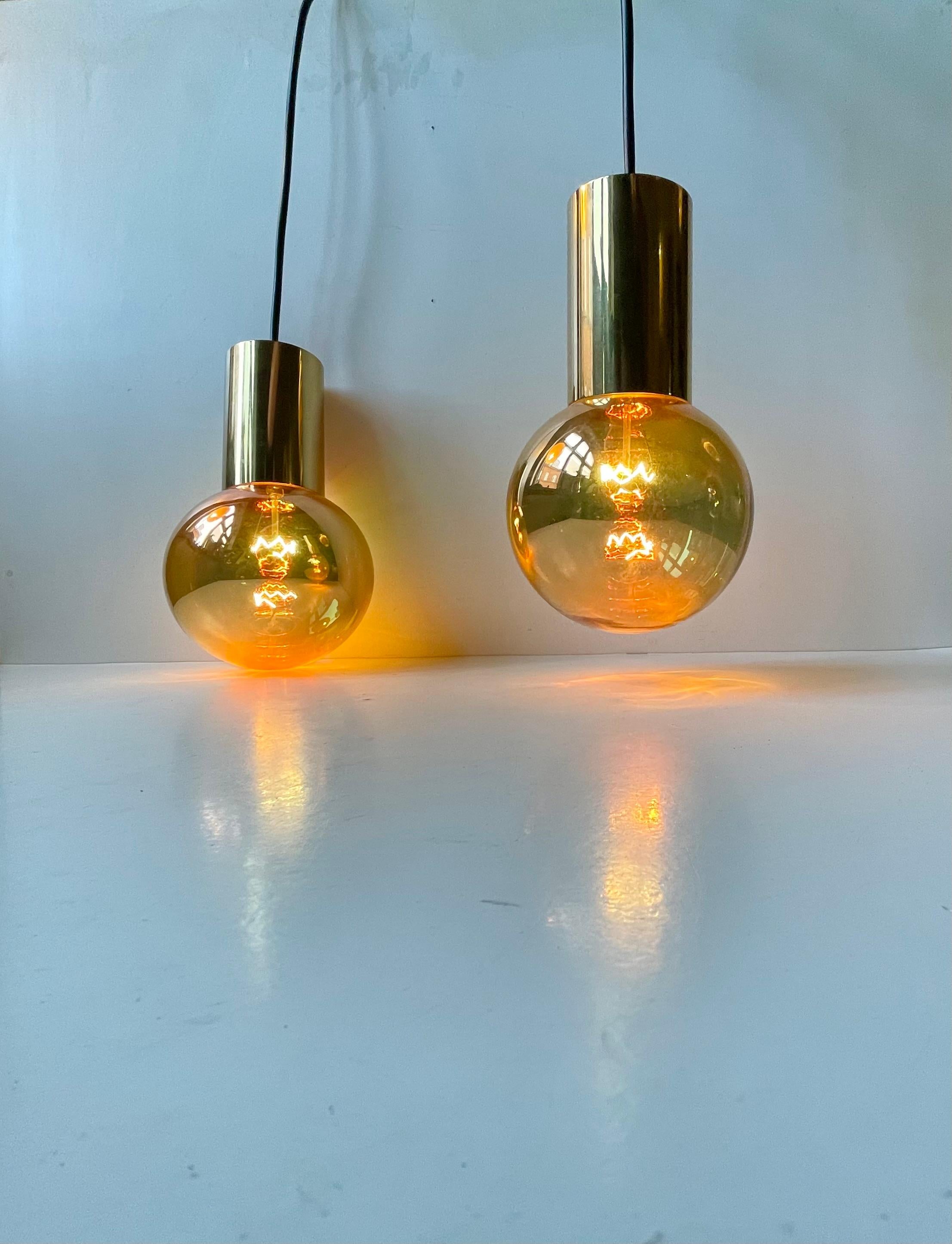 Lampade a sospensione da soffitto Frimann con lampadine originali Golden everlast Mirror/spy - prese E27 degli anni '60. Quando la luce è spenta, la finitura bronzo a specchio riflette l'ambiente circostante. Tieni presente che la luce di questo