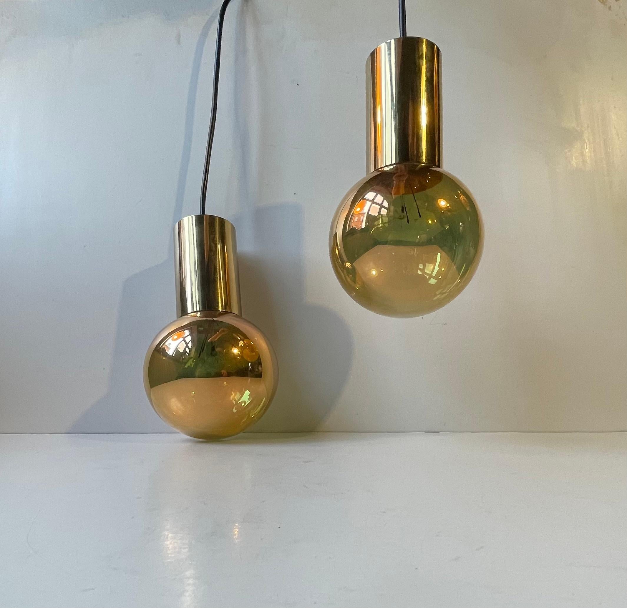 Mid-Century moderno Lampade a sospensione a sfera d'oro di metà secolo in ottone di Frimann, anni '60 in vendita