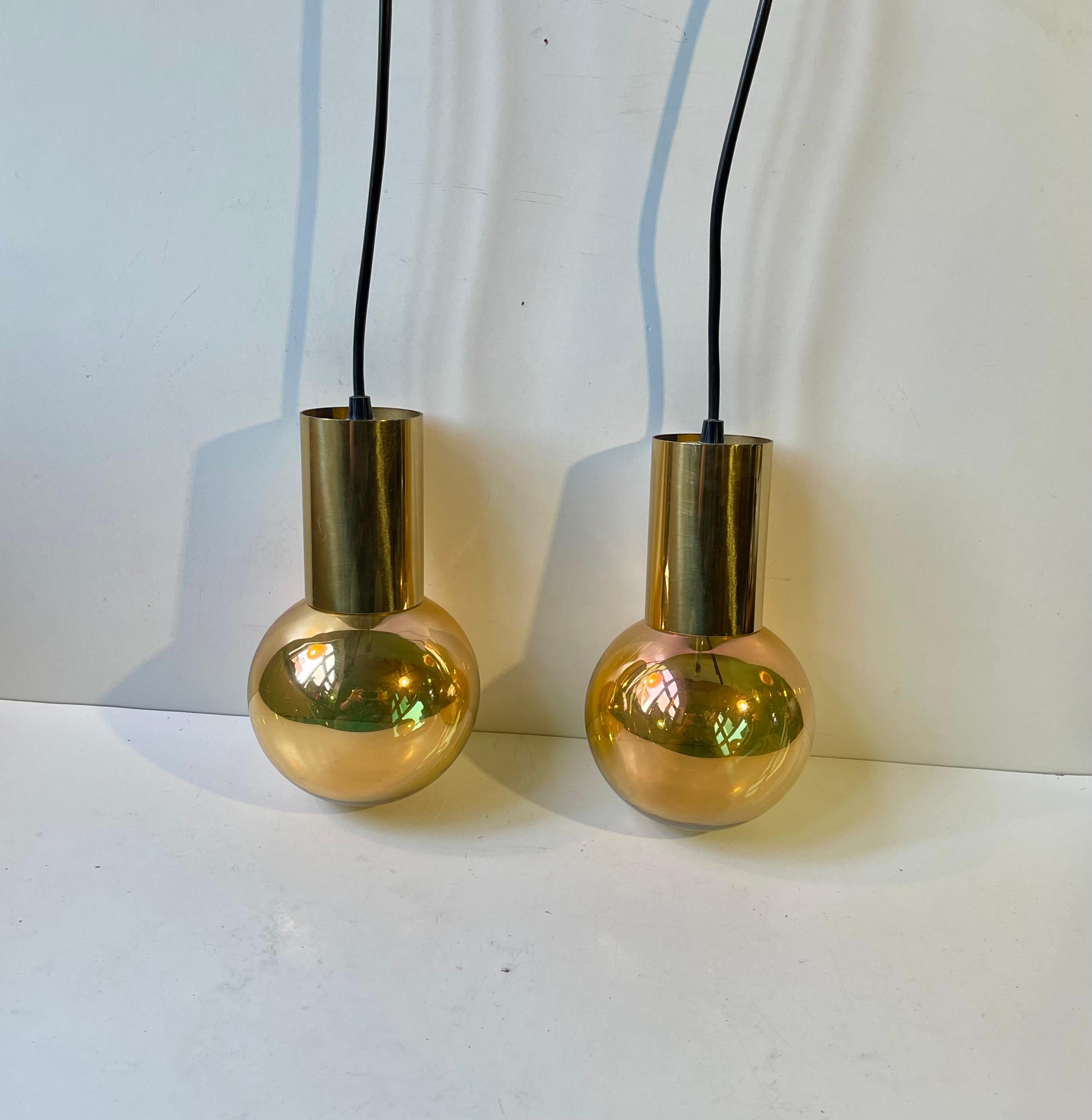 Lampade a sospensione a sfera d'oro di metà secolo in ottone di Frimann, anni '60 In condizioni buone in vendita a Esbjerg, DK