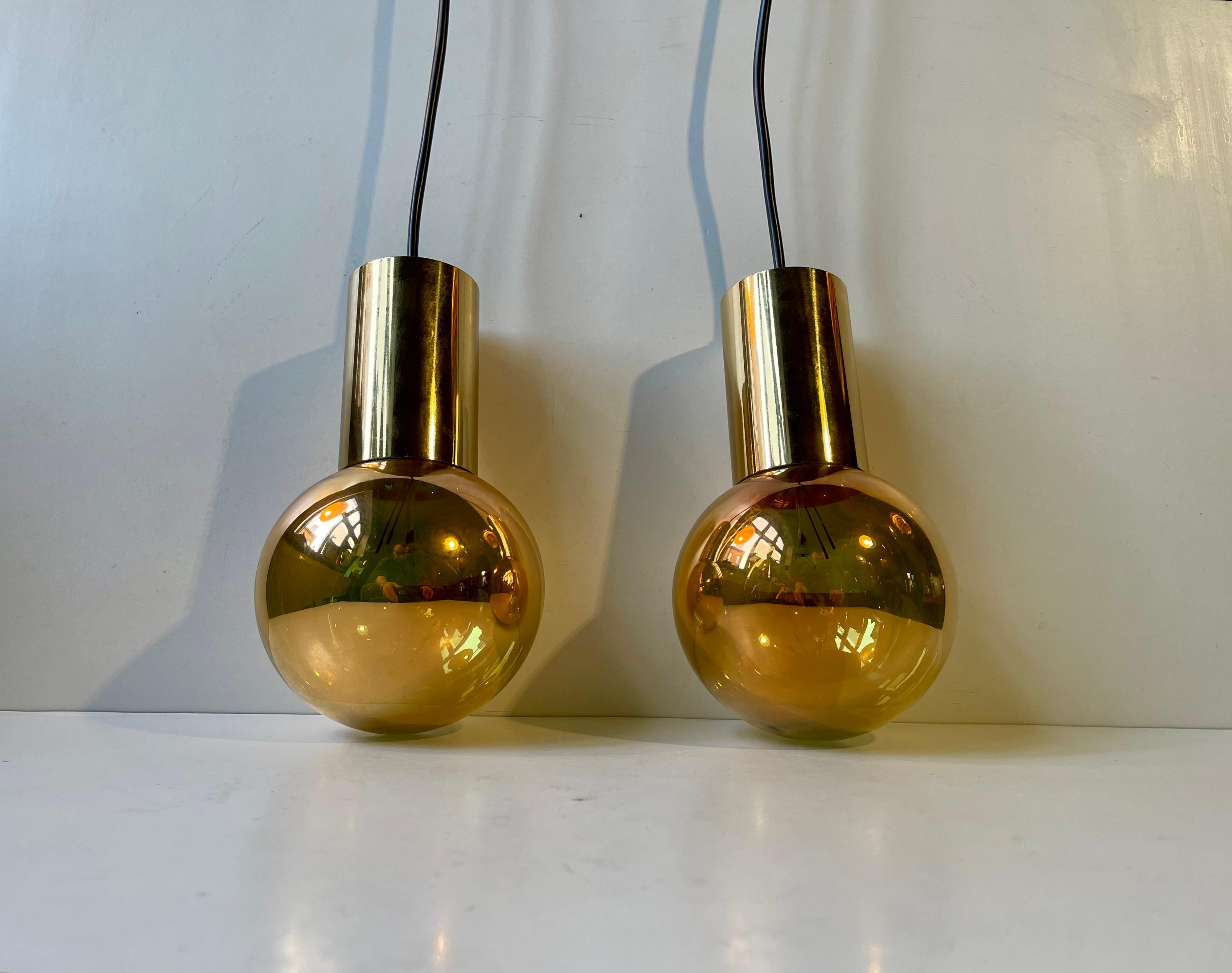 XX secolo Lampade a sospensione a sfera d'oro di metà secolo in ottone di Frimann, anni '60 in vendita