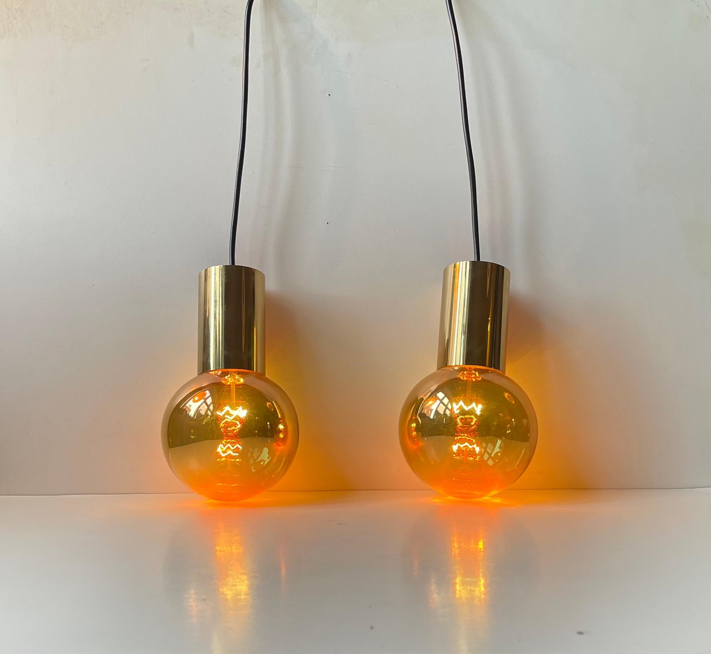 Lampade a sospensione a sfera d'oro di metà secolo in ottone di Frimann, anni '60 in vendita 1