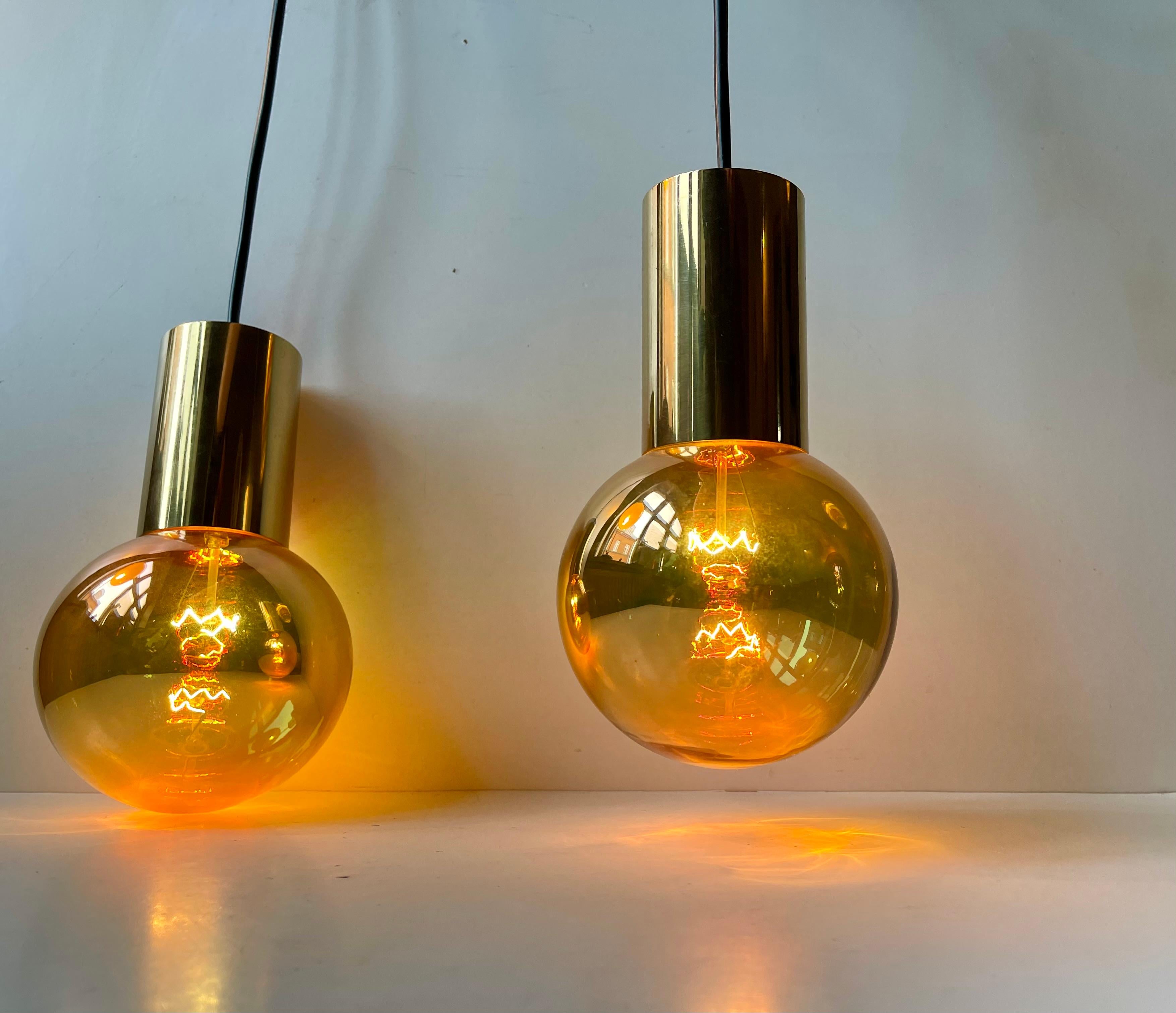 Lampade a sospensione a sfera d'oro di metà secolo in ottone di Frimann, anni '60 in vendita 2