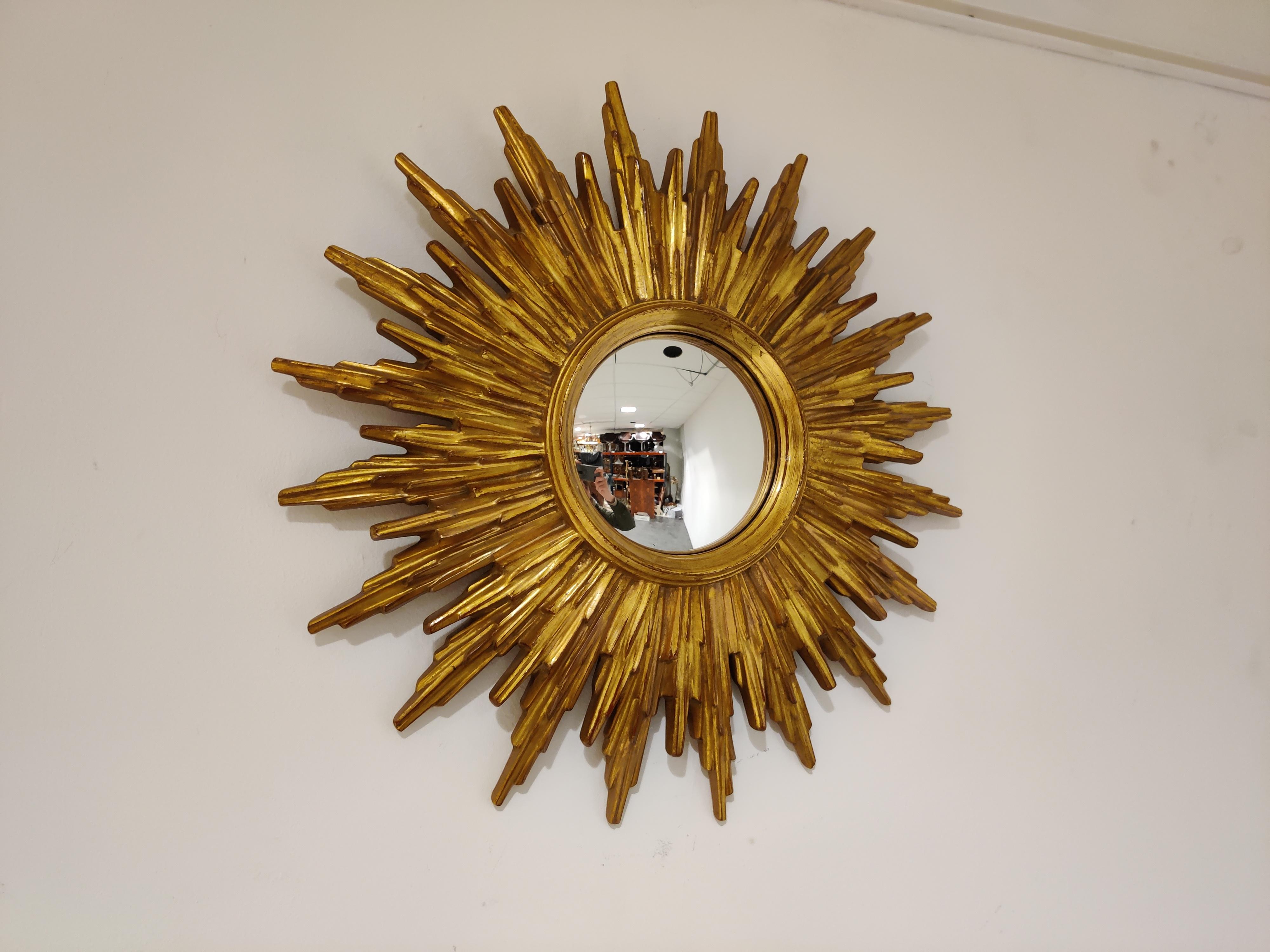 Gilded resin sunburst mirror with convex mirror glass.

The golden mirror is in a very good condition.

Beautiful eye catching design.

1960s - Belgium

Good condition.

Dimensions:

Diameter 46cm/18.11