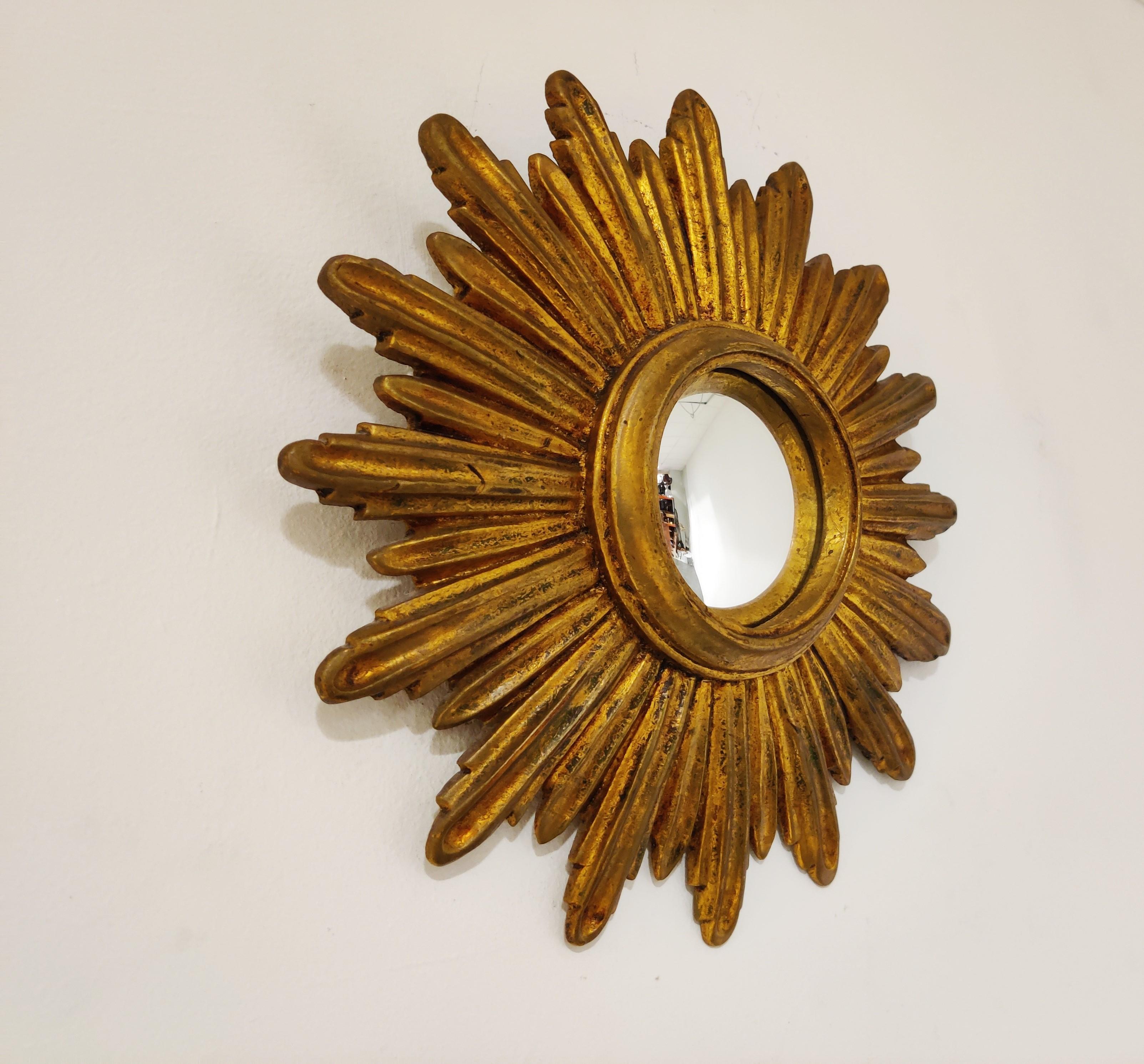 Small gilded resin sunburst mirror with convex mirror glass.

The golden mirror is in a very good condition.

This is a small example which is much harder to find.

1960s - Belgium

Good condition.

Dimensions:

Diameter