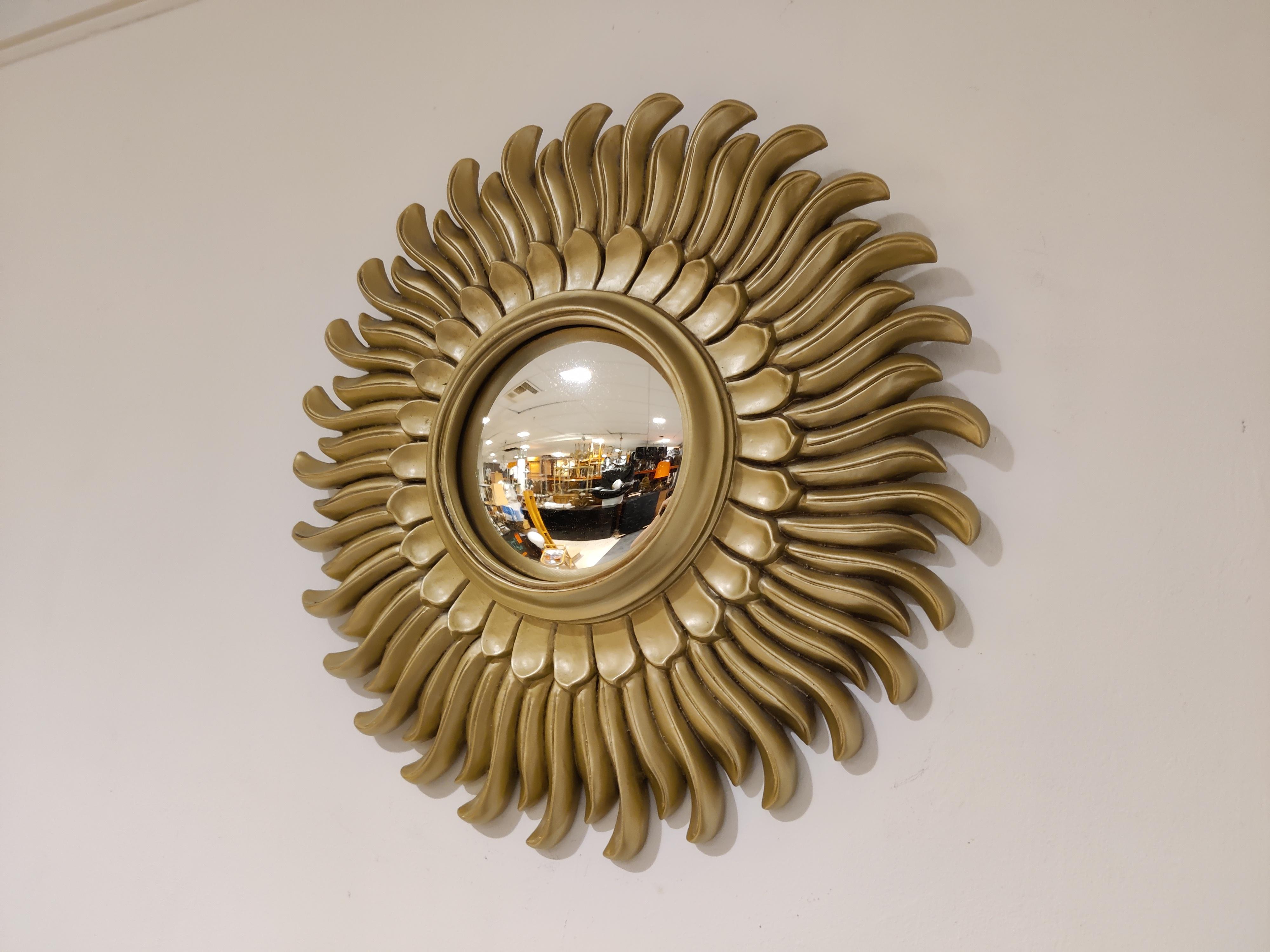 Resin sunburst mirror with convex mirror glass.

The golden mirror is in a good overall condition.

Beautiful eye catching mirror.

1960s - Belgium

Dimensions:

Diameter: 40cm/15.74