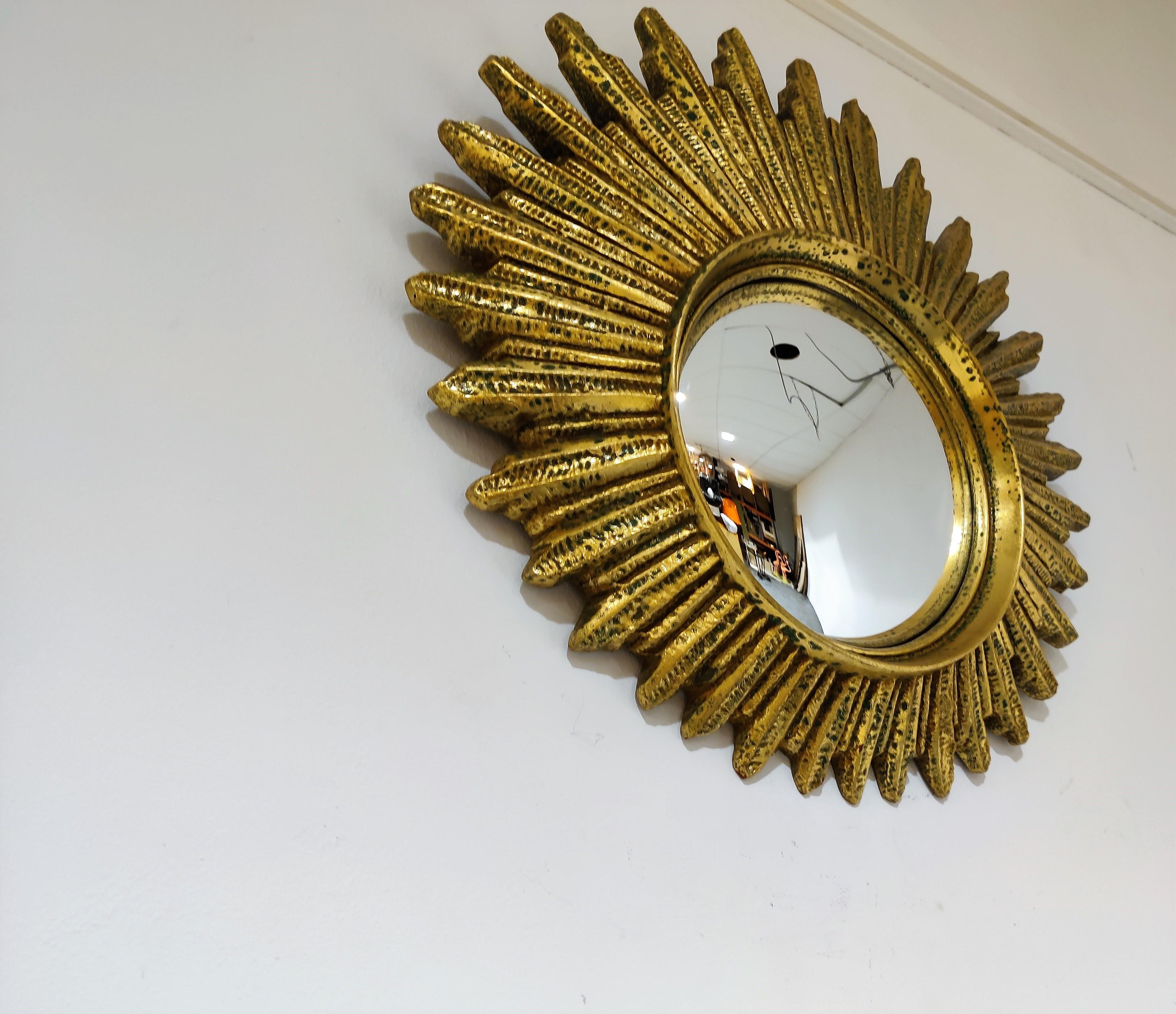 Goldener Sunburst-Spiegel aus der Mitte des Jahrhunderts, 1960er Jahre (Belgisch) im Angebot