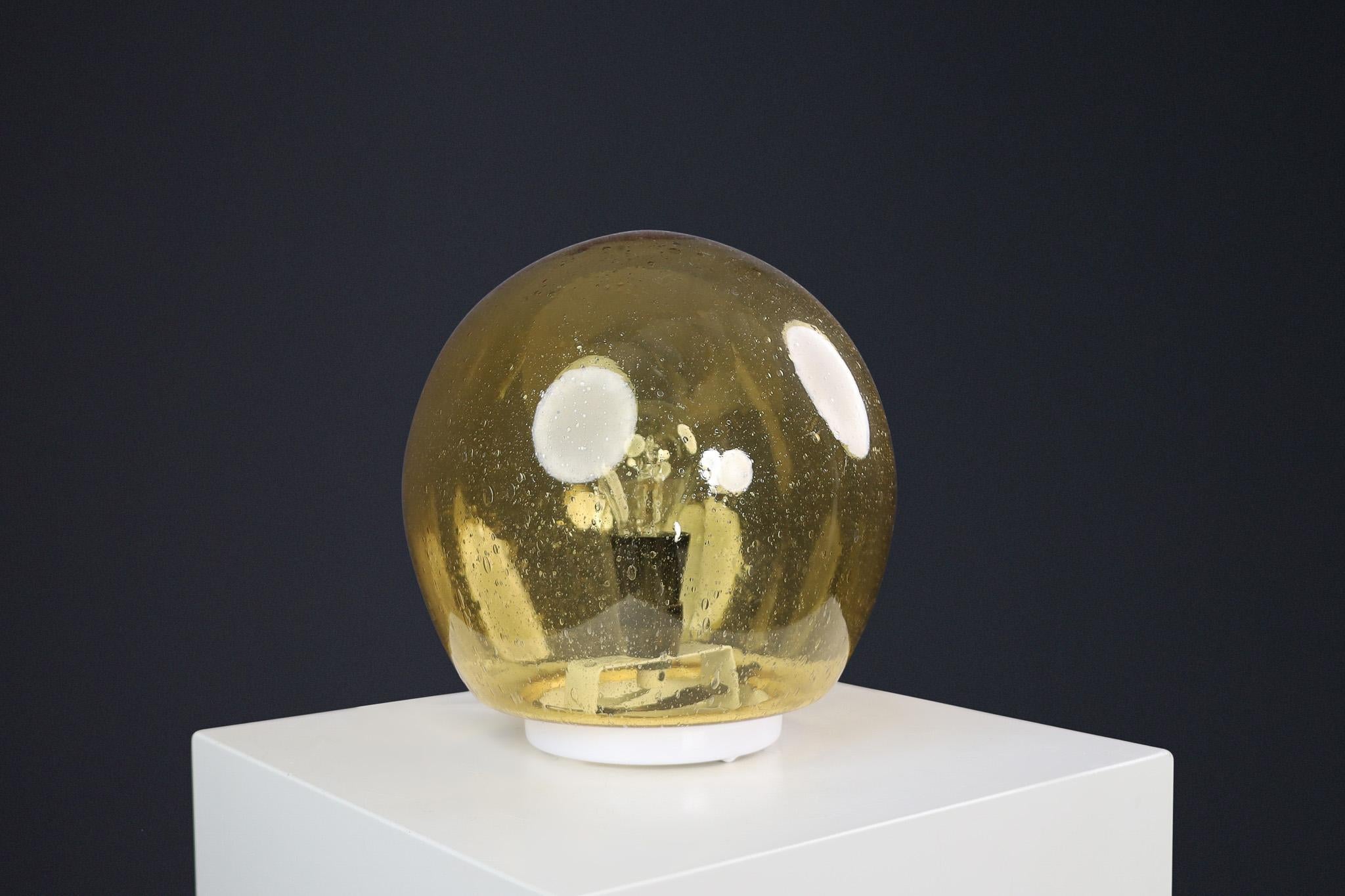 Mid-Century Golden/Yellow Murano Glass Table Lamp, Italy 1970s In Good Condition For Sale In Almelo, NL