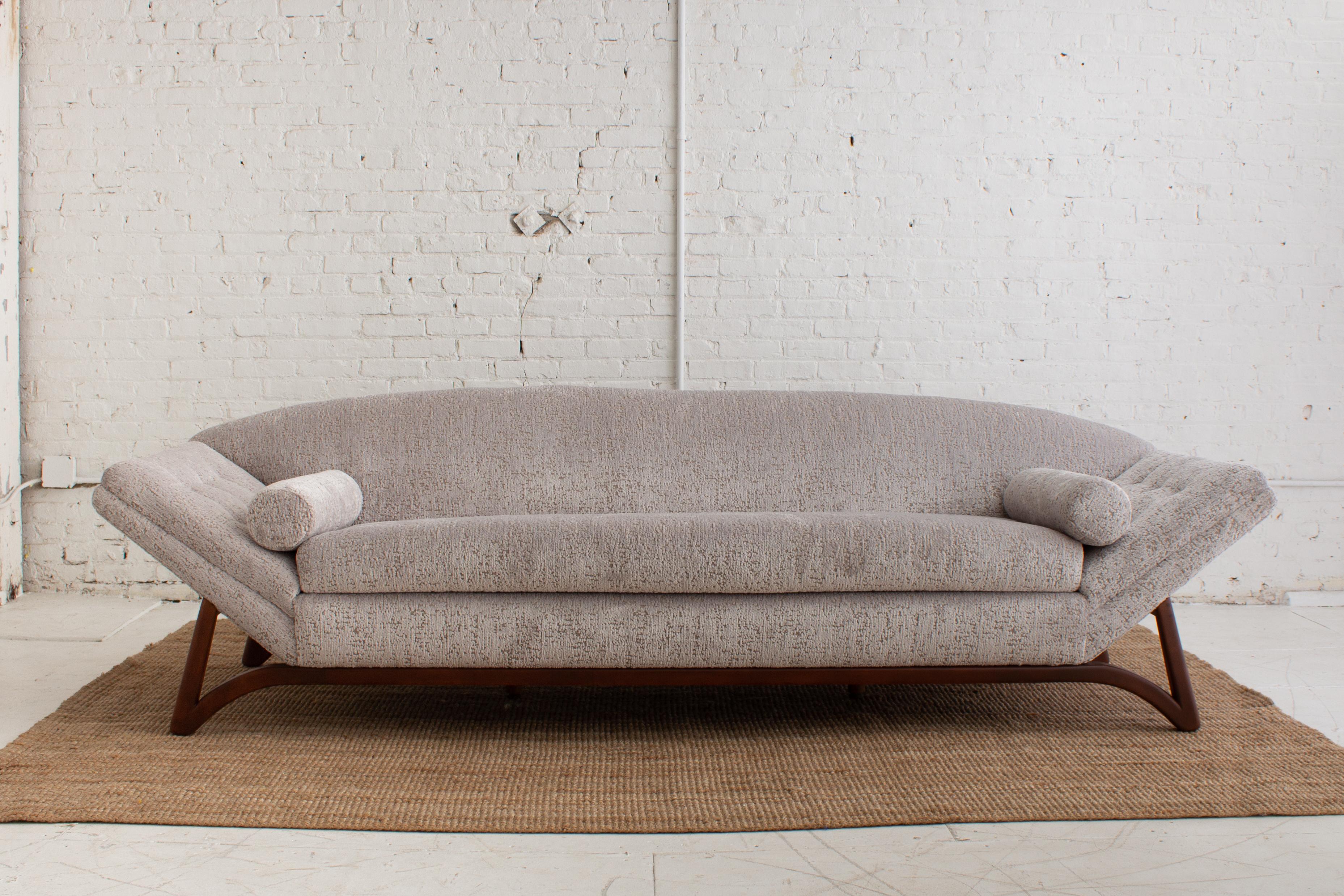 Mid Century Gondola Sofa in Textured Chenille In Good Condition For Sale In Brooklyn, NY