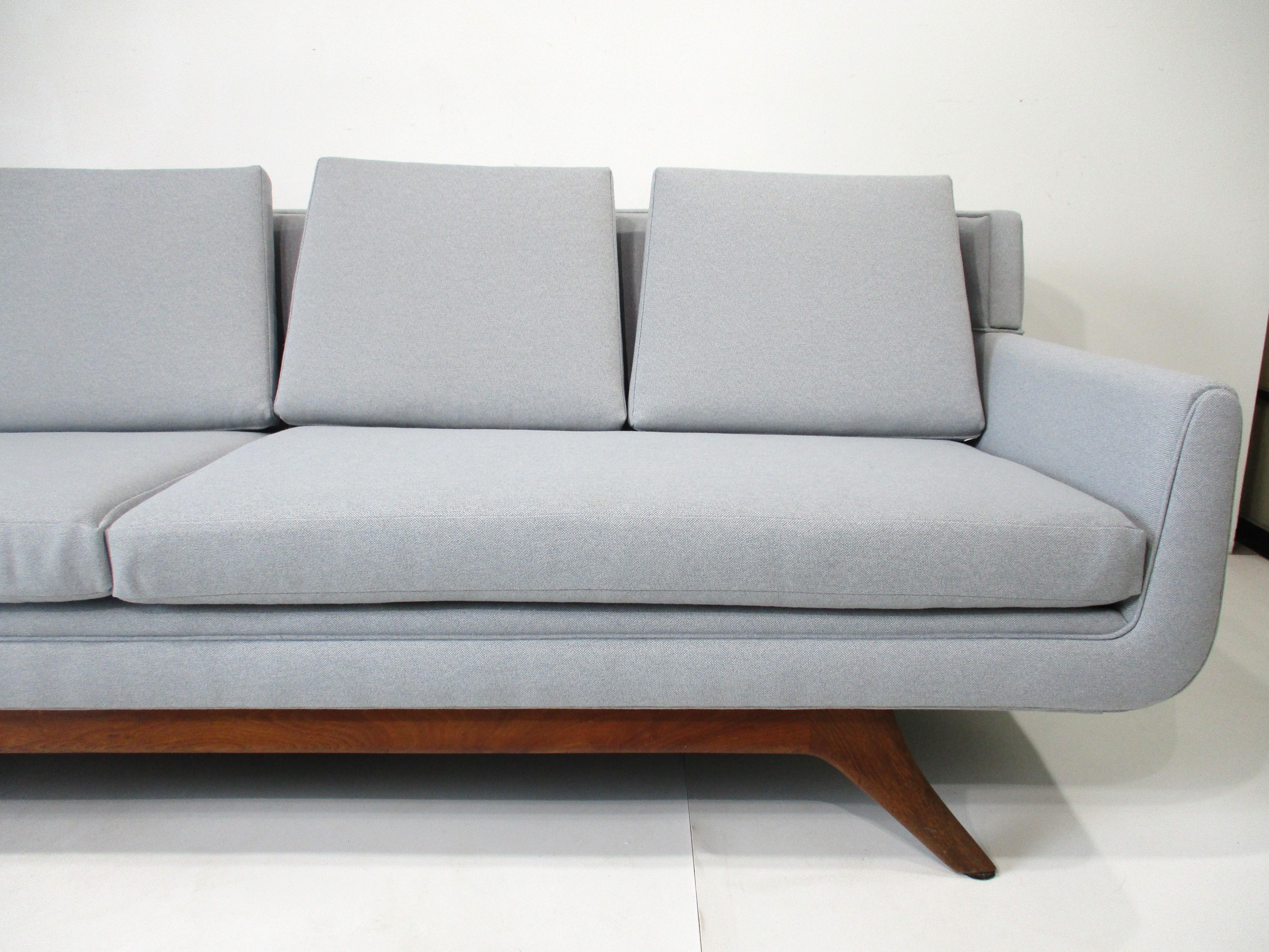 Mid Century Gondola Sofa in the style of Vladimir Kagan / Otmar Danish In Good Condition In Cincinnati, OH