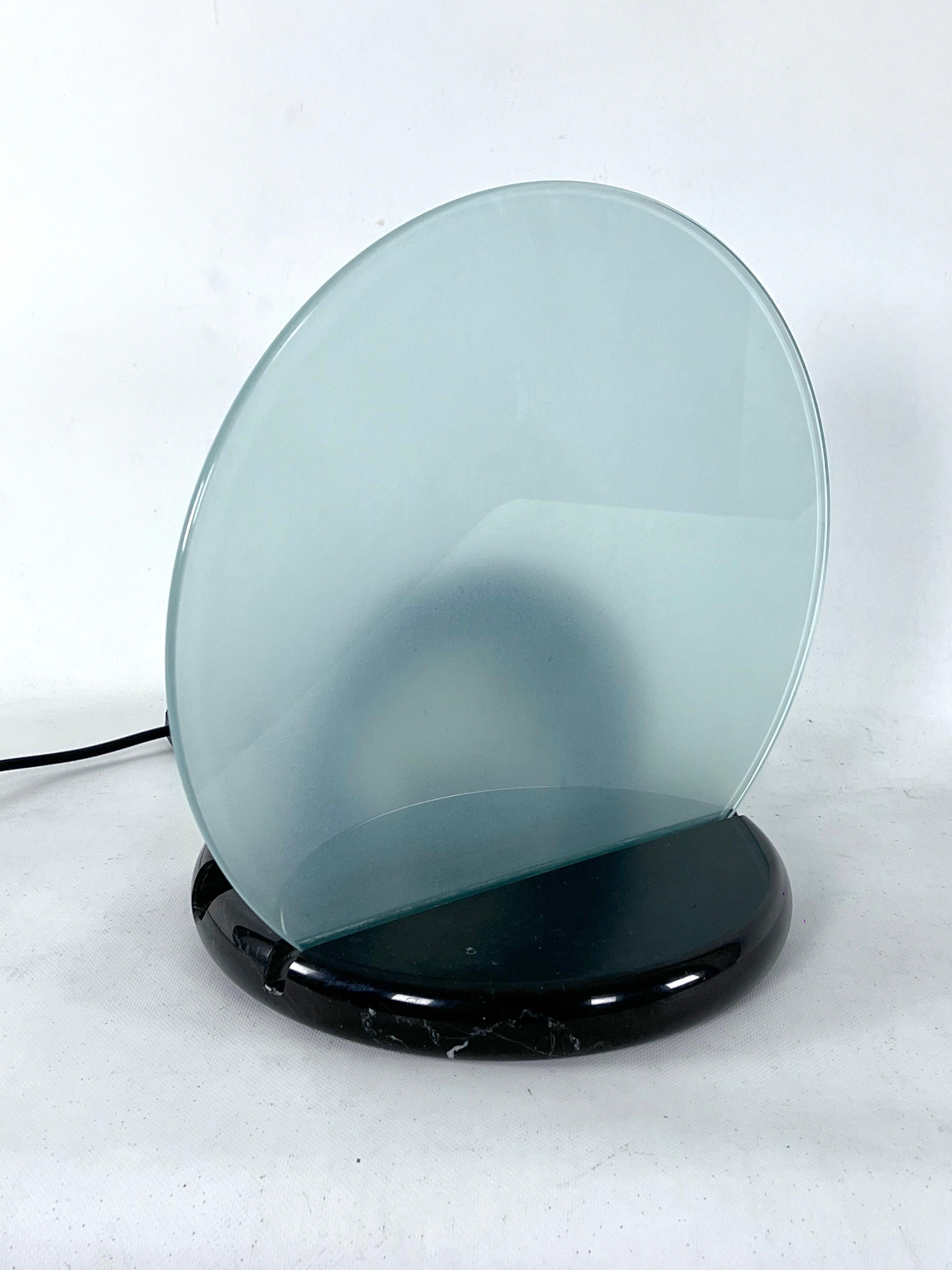 Midcentury Gong Table Lamp in Marble and Glass by Bruno Gecchelin for Skipper.  For Sale 4