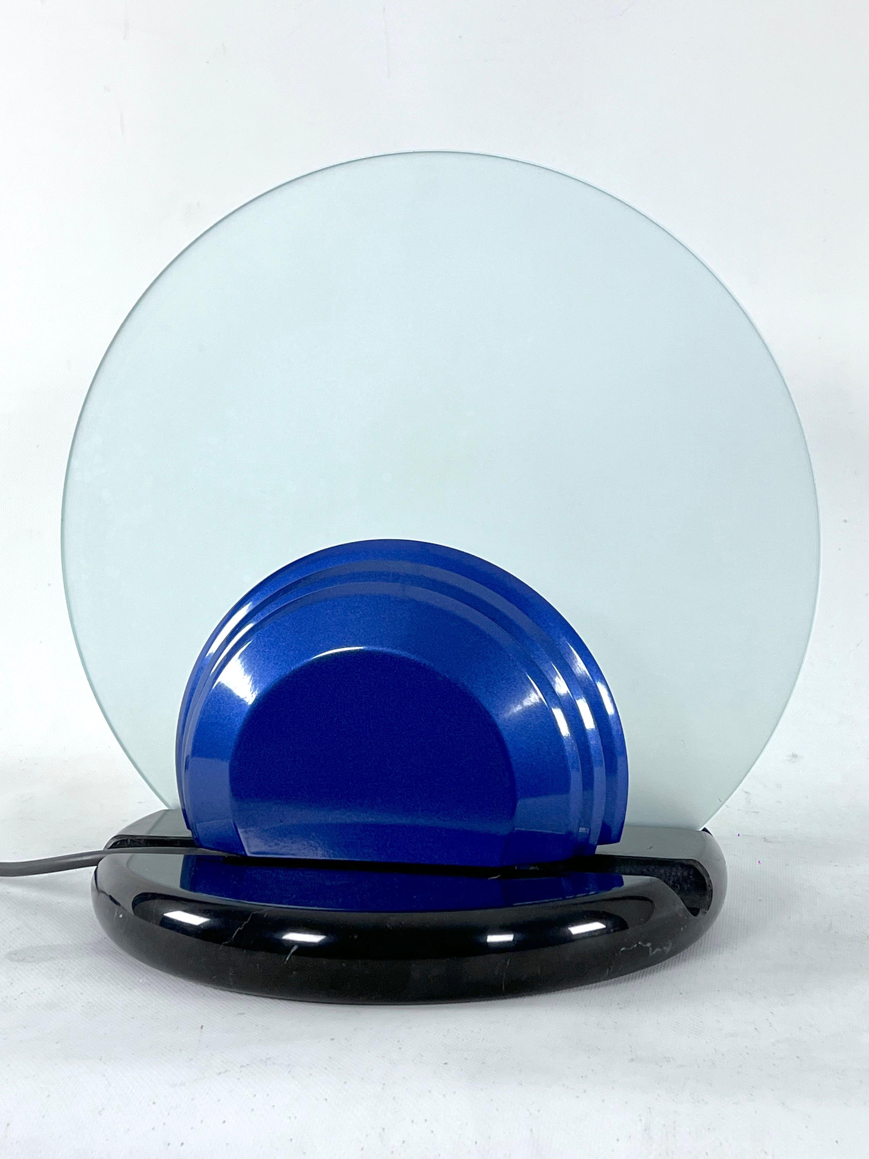 Midcentury Gong Table Lamp in Marble and Glass by Bruno Gecchelin for Skipper.  In Good Condition For Sale In Catania, CT