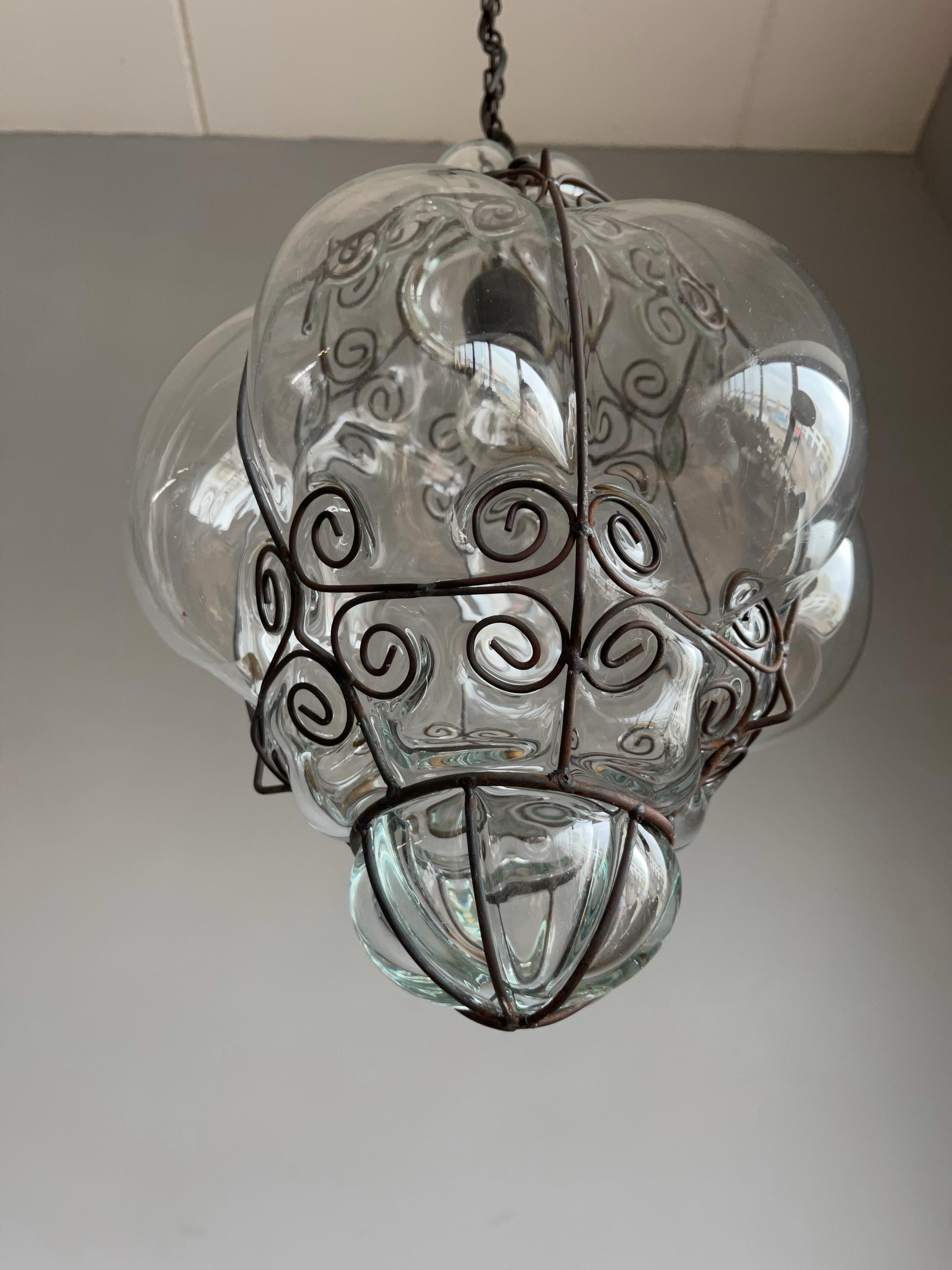 Mid-Century-Pendelleuchte aus mundgeblasenem venezianischem mundgeblasenem Glas in Metallrahmen, gute Größe im Zustand „Hervorragend“ im Angebot in Lisse, NL