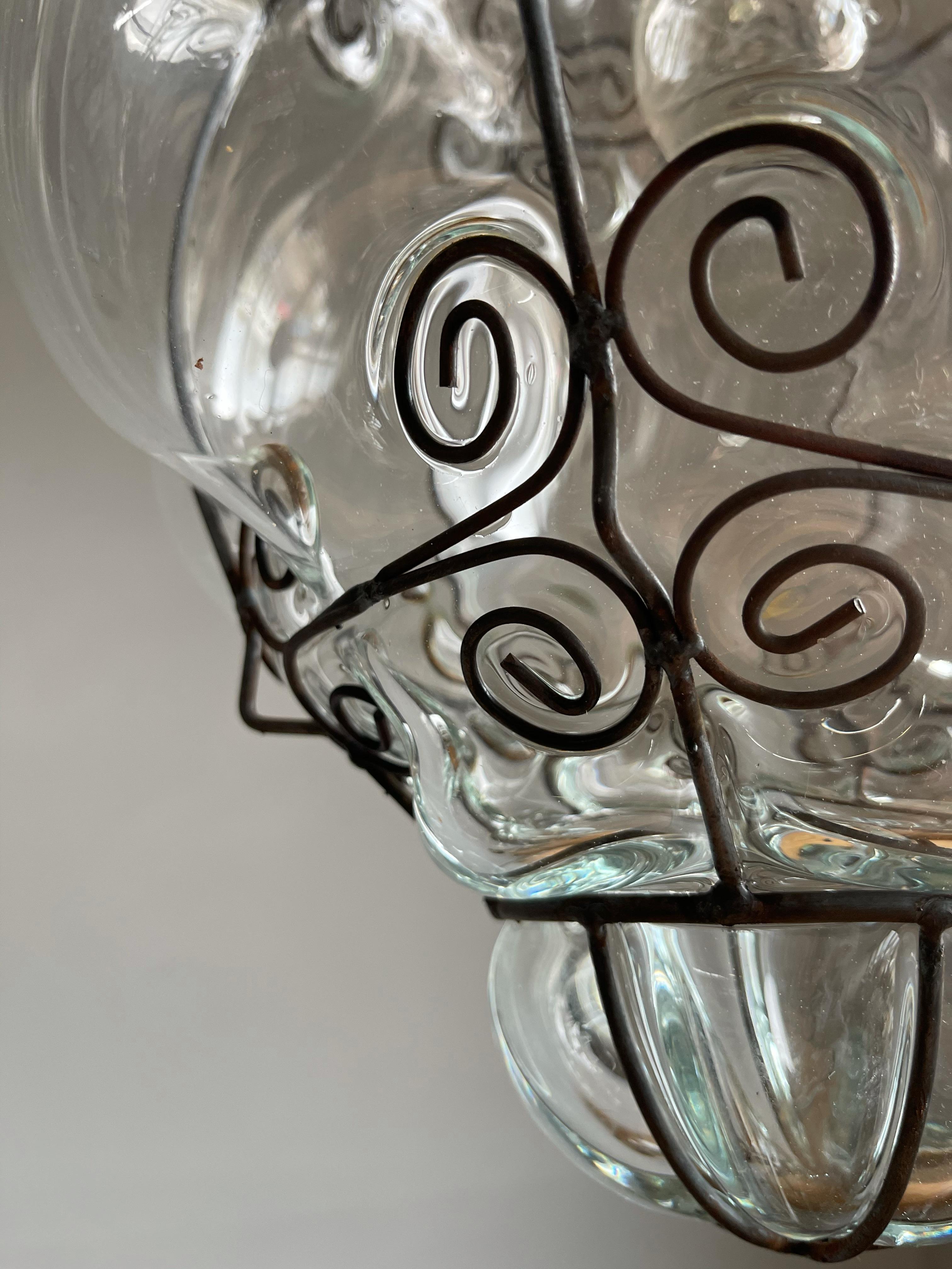 Mid-Century-Pendelleuchte aus mundgeblasenem venezianischem mundgeblasenem Glas in Metallrahmen, gute Größe (20. Jahrhundert) im Angebot