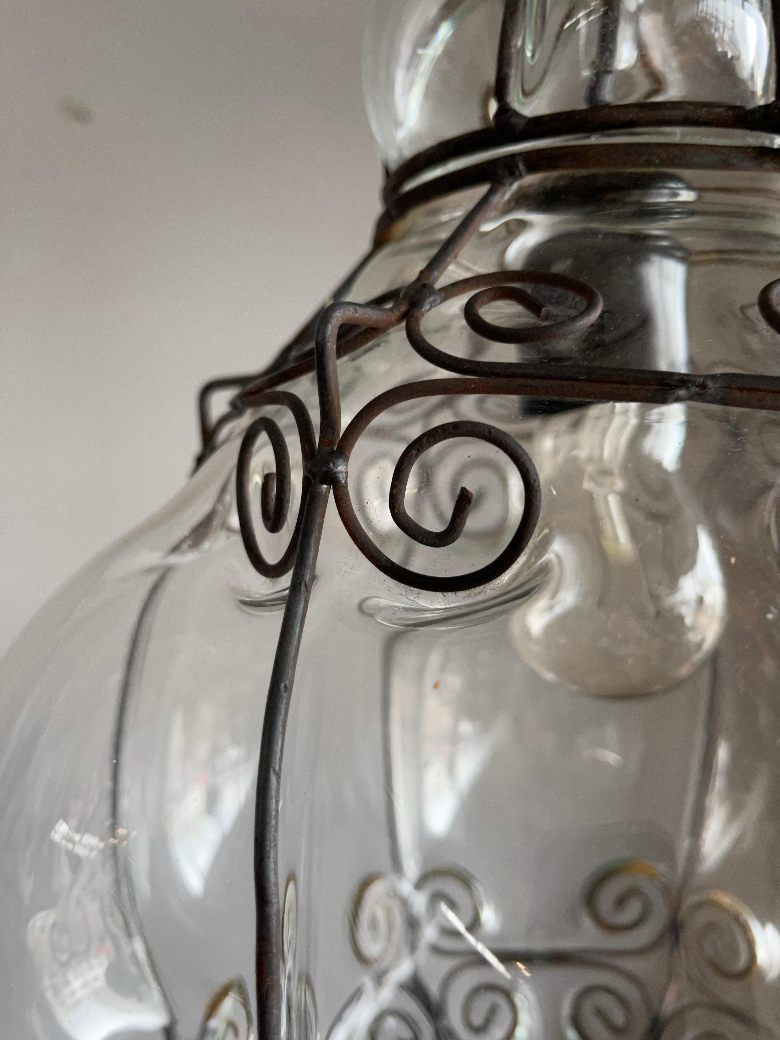 Mid-Century-Pendelleuchte aus mundgeblasenem venezianischem mundgeblasenem Glas in Metallrahmen, gute Größe im Angebot 1