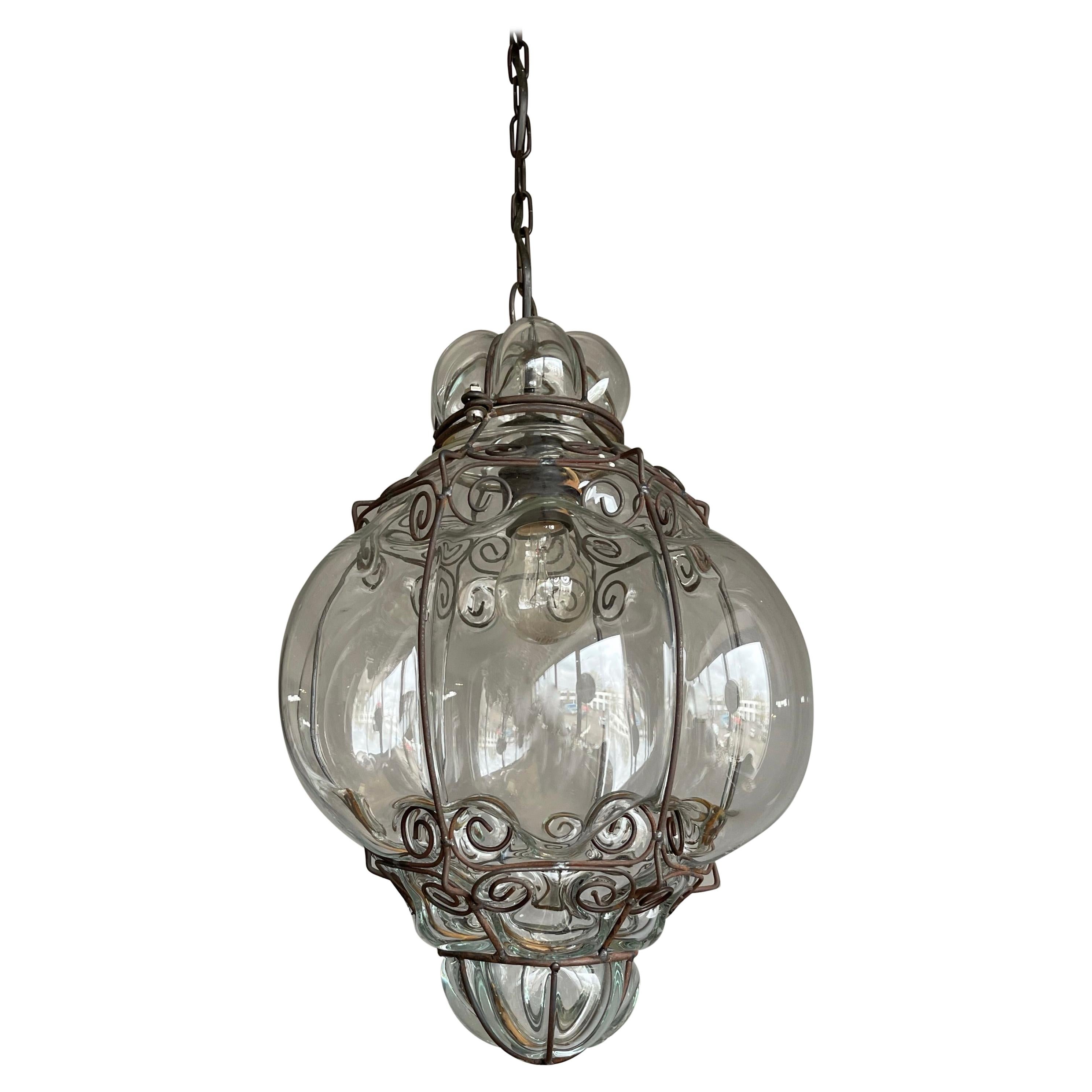 Lampe à suspension en verre vénitien soufflé à la bouche dans un cadre métallique, de bonne taille, milieu du siècle dernier