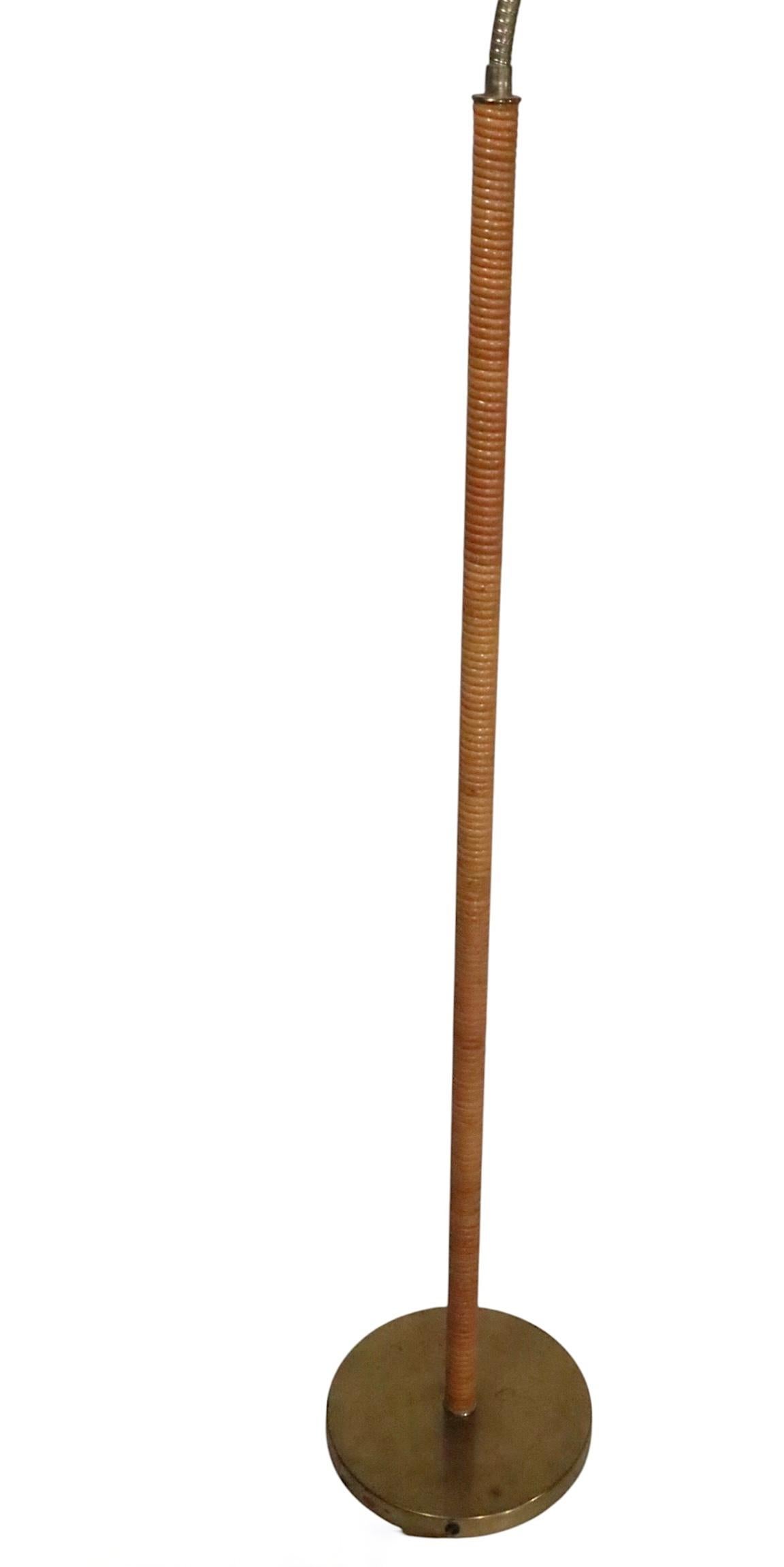 Lampadaire col de cygne en laiton et bambou d'après Pavo Tynell c. 1959/60's en vente 3