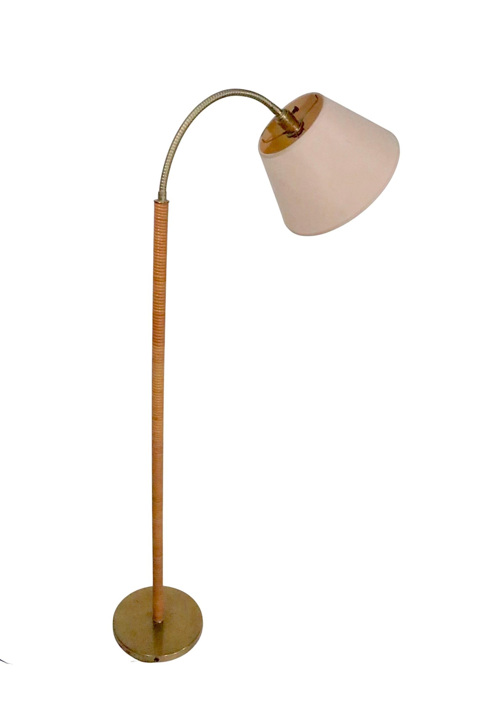 Lampadaire col de cygne en laiton et bambou d'après Pavo Tynell c. 1959/60's en vente 4