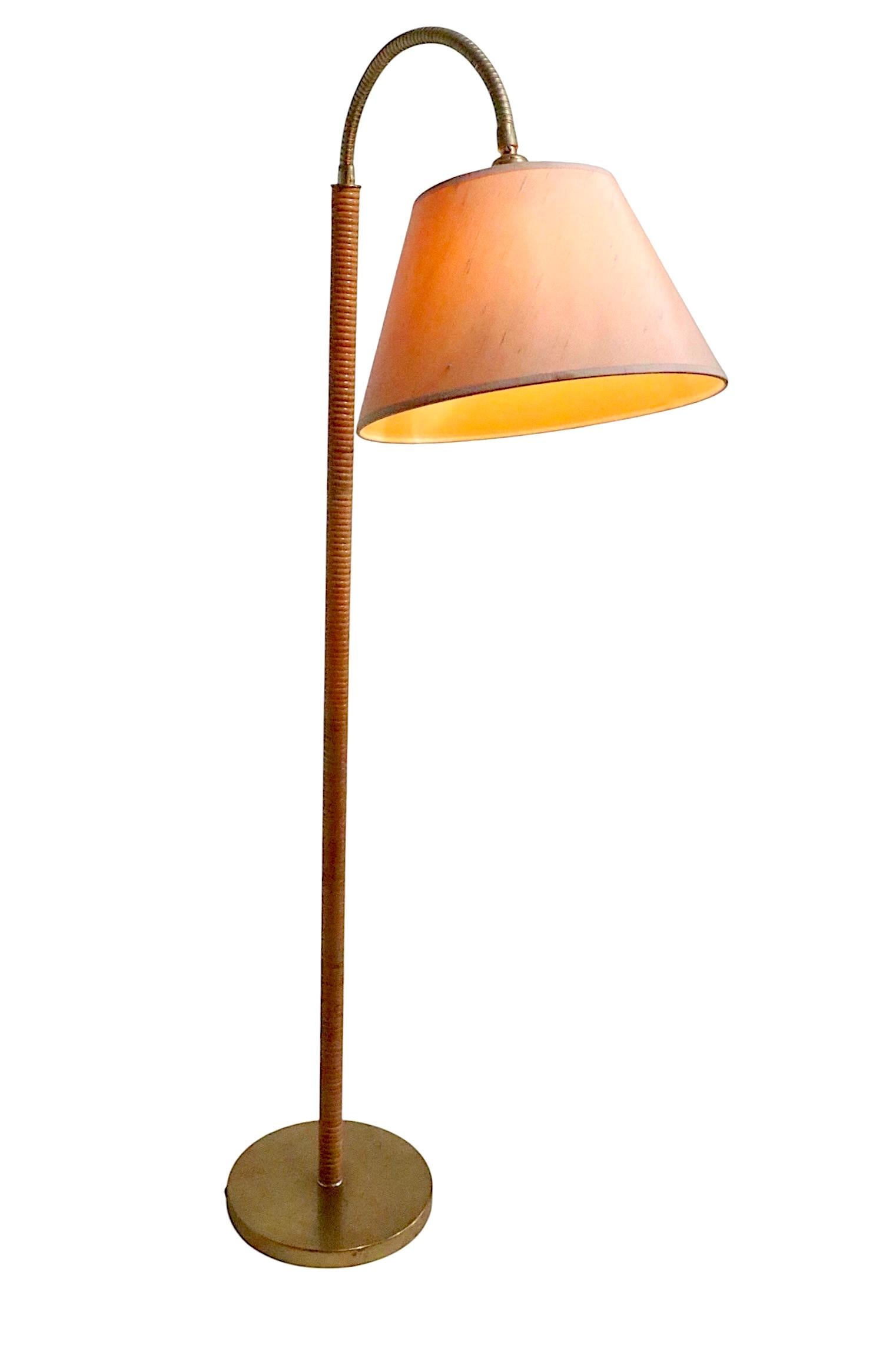 Mid-Century Modern Lampadaire col de cygne en laiton et bambou d'après Pavo Tynell c. 1959/60's en vente
