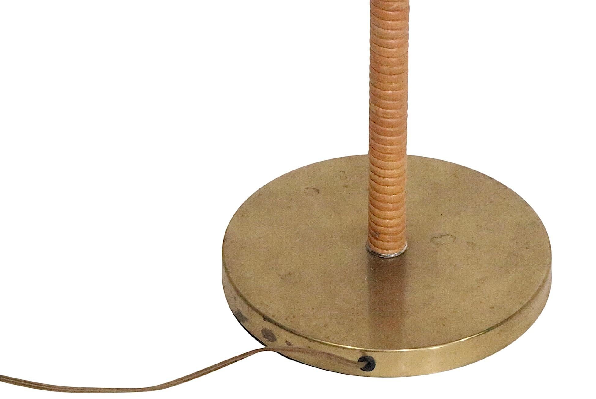 Américain Lampadaire col de cygne en laiton et bambou d'après Pavo Tynell c. 1959/60's en vente