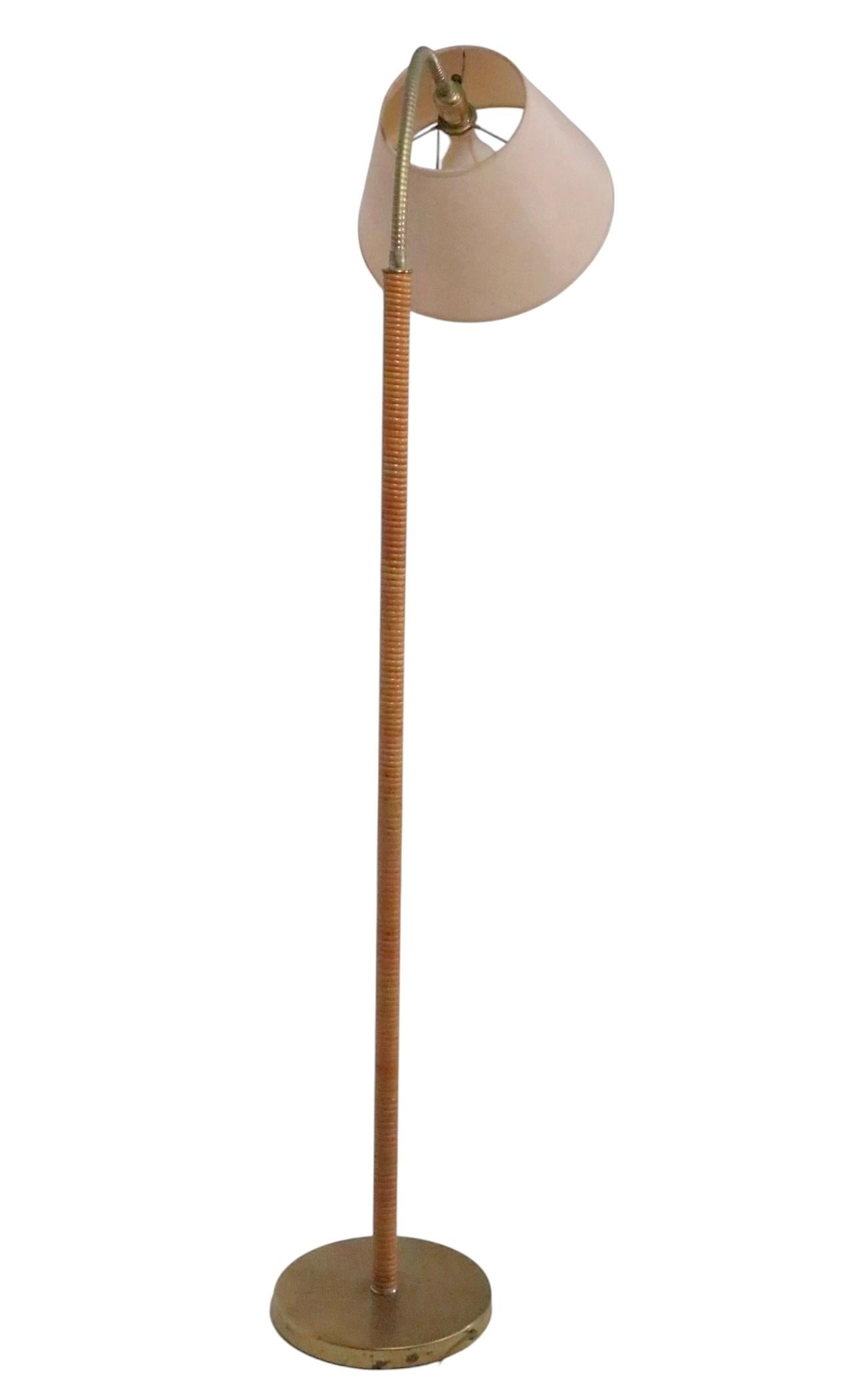 20ième siècle Lampadaire col de cygne en laiton et bambou d'après Pavo Tynell c. 1959/60's en vente