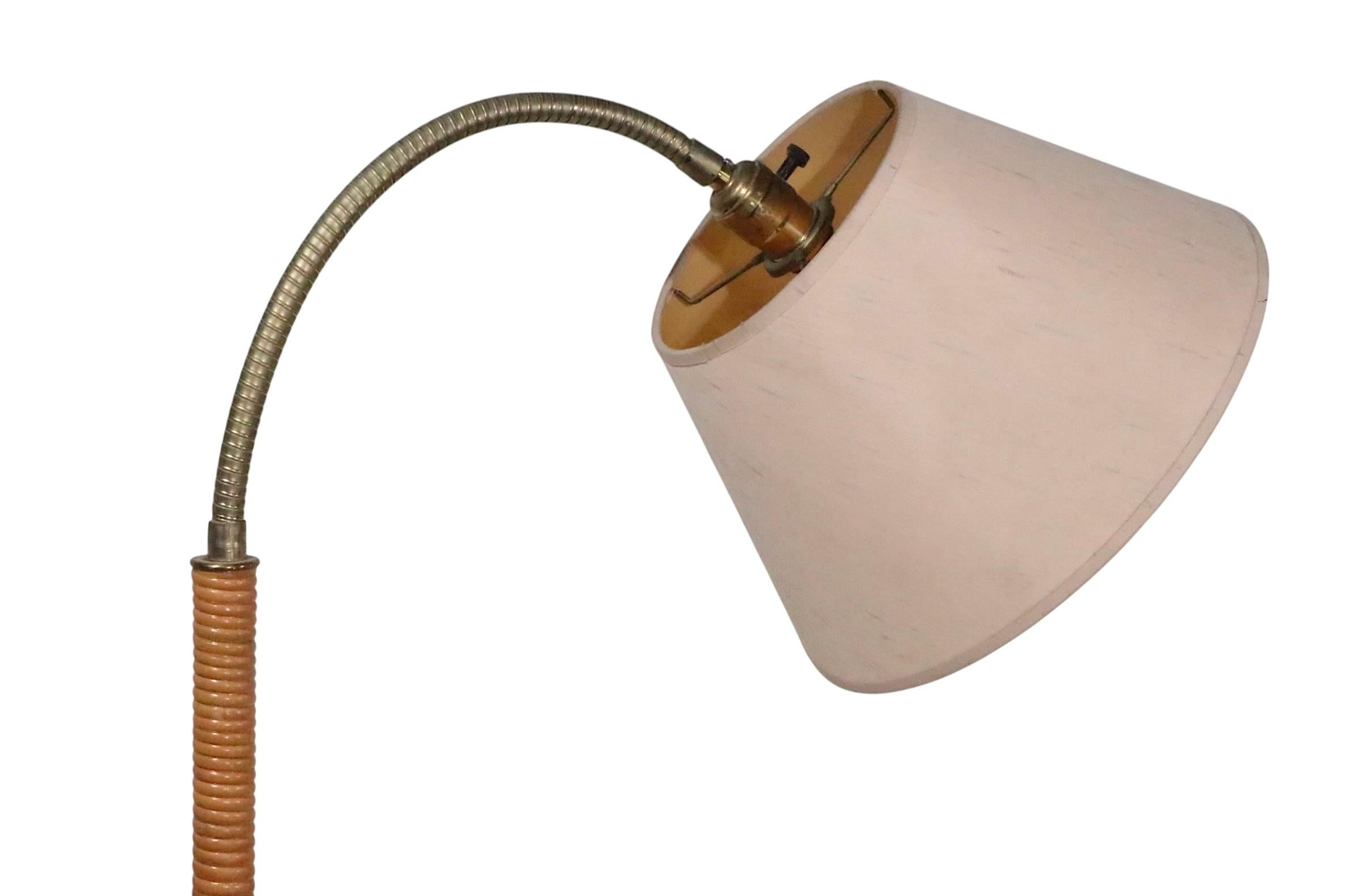Métal Lampadaire col de cygne en laiton et bambou d'après Pavo Tynell c. 1959/60's en vente
