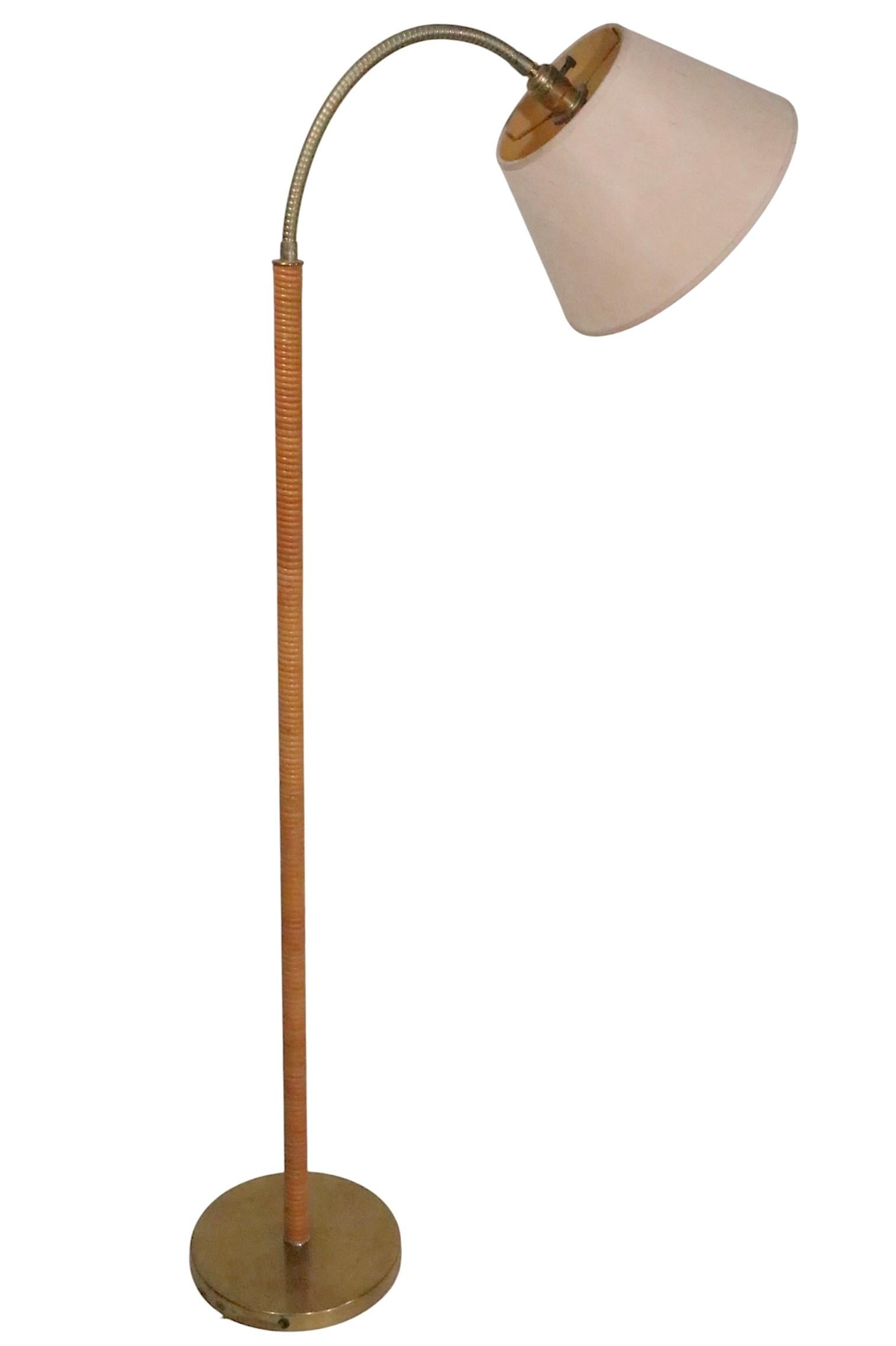 Lampadaire col de cygne en laiton et bambou d'après Pavo Tynell c. 1959/60's en vente 1