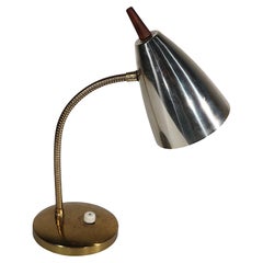 Lámpara de escritorio de cuello de cisne de mediados de siglo con pantalla de campana de bala con remate de madera Años 50/60