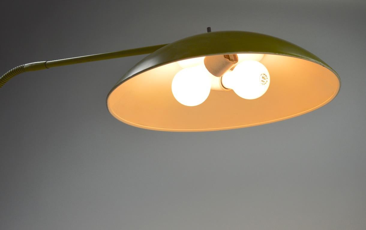 Mid Century Gooseneck Floor Lamp Attributed to Lightolier In Fair Condition In New York, NY