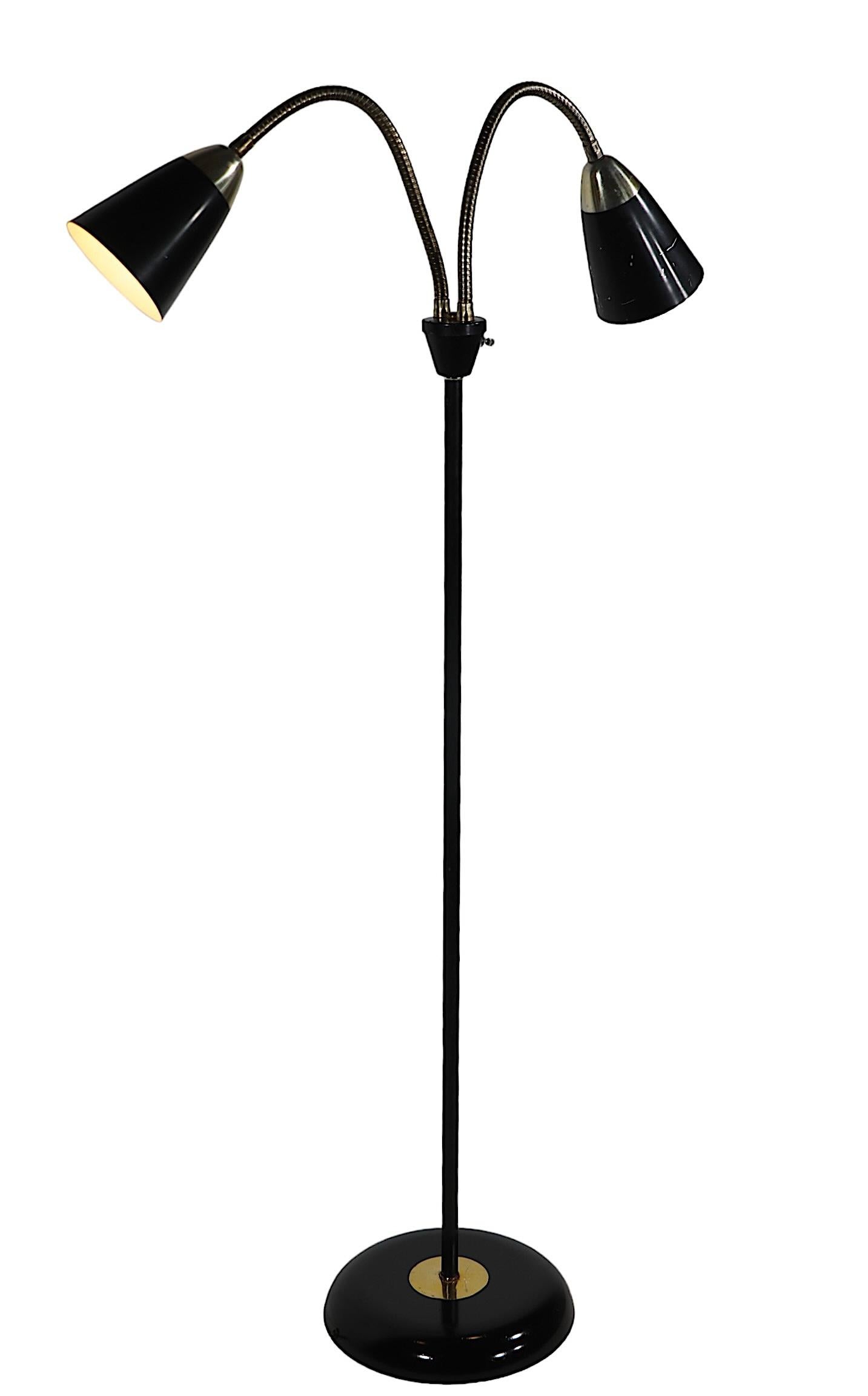 Iconique lampadaire à col de cygne à deux lumières du milieu du siècle dernier, avec des bras flexibles et des abat-jours coniques, sur une base ronde. Conçu par Gerald Thurston, pour Lightolier, vers les années 1950.  Souvent imitée, jamais