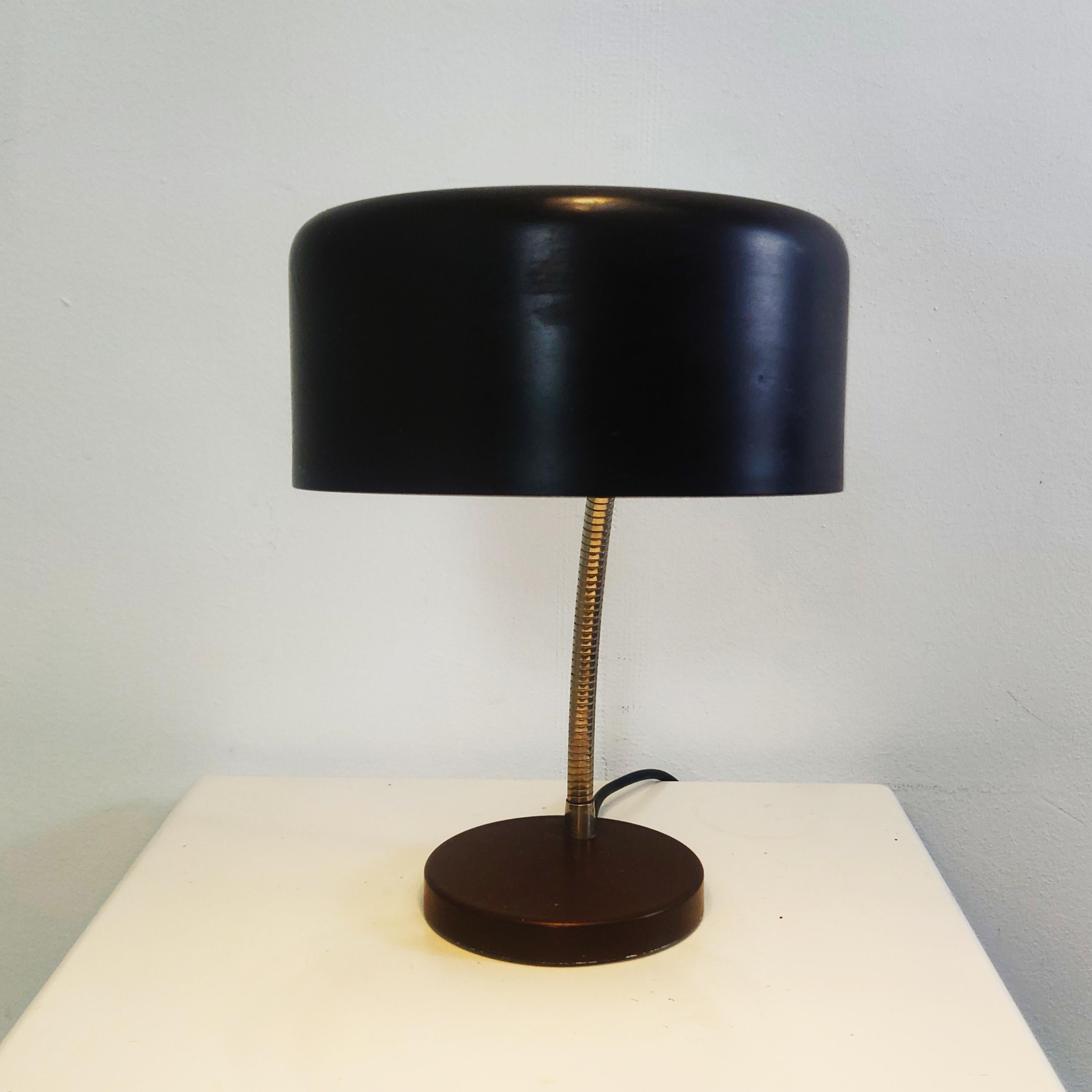 Lampe de table/de bureau à col de cygne de J.J.M. Hoogervorst pour Anvia Almelo, années 1960.

Johannes Joseph Maria (Jan) Hoogervorst

Les luminaires de Hoogervorst se distinguent par leurs lignes épurées. Il a conçu de nombreuses lampes, appliques