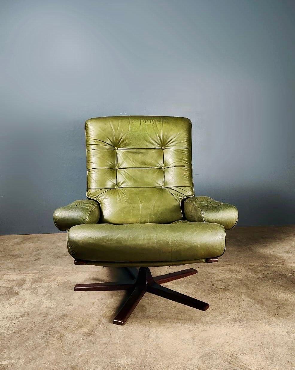 New Stock ✅

Mid Century Göte Möbler Green Leather Swivel Chair Lounge Armchair Vintage Retro MCM

Dating the from the late 1970s, this green leather swivel and tilt chair is by Göte Möbler Nässjö of Sweden.

Beautiful well padded green tufted