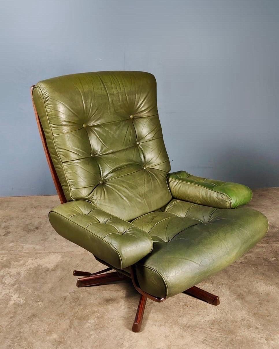New Stock ✅

Mid Century Göte Möbler Green Leather Swivel Chair Lounge Armchair Vintage Retro MCM

Dating the from the late 1970s, this green leather swivel and tilt chair is by Göte Möbler Nässjö of Sweden.

Beautiful well padded green tufted