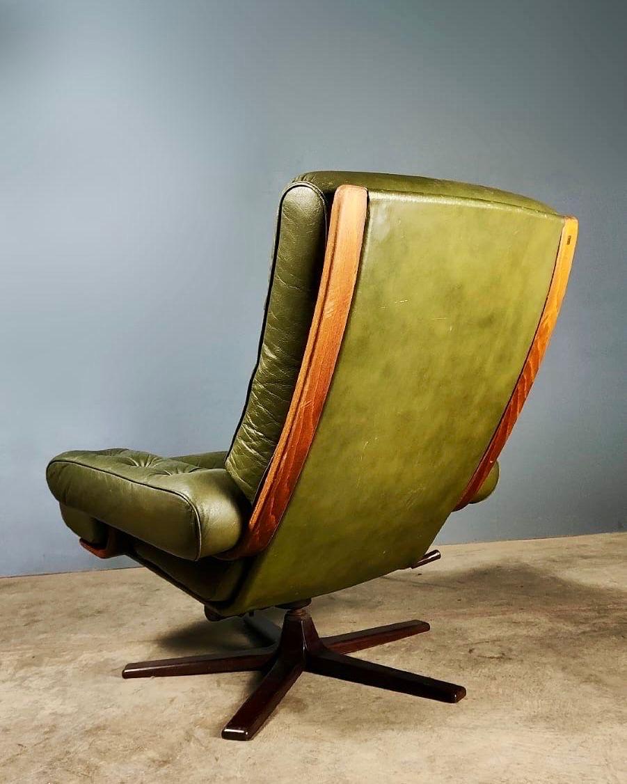 Mid Century Göte Möbler Green Leather Swivel Lounge Chair Vintage Retro MCM In Excellent Condition In Cambridge, GB