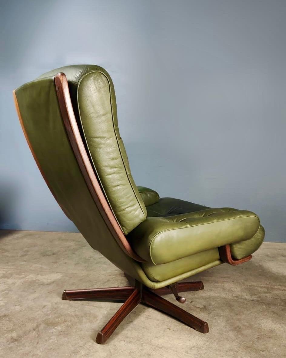 Mid Century Göte Möbler Green Leather Swivel Lounge Chair Vintage Retro MCM In Excellent Condition In Cambridge, GB