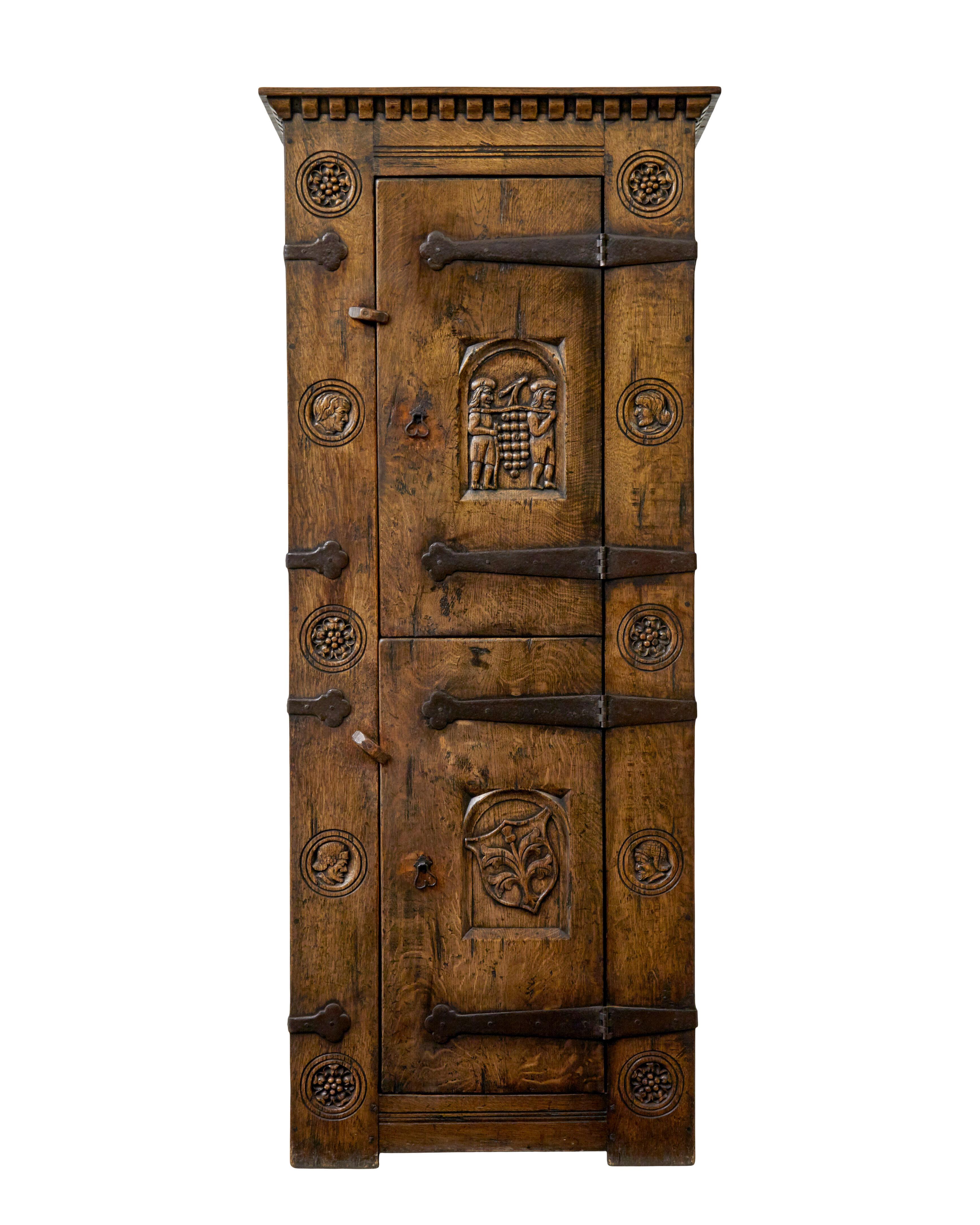 Armadio da ingresso in legno di quercia in stile gothic revival della metà del secolo scorso, circa 1960.

Bellissima credenza di qualità con una splendida patina.  Le porte sono pesantemente intagliate e i lati sono tondeggianti.

Cornice modanata,