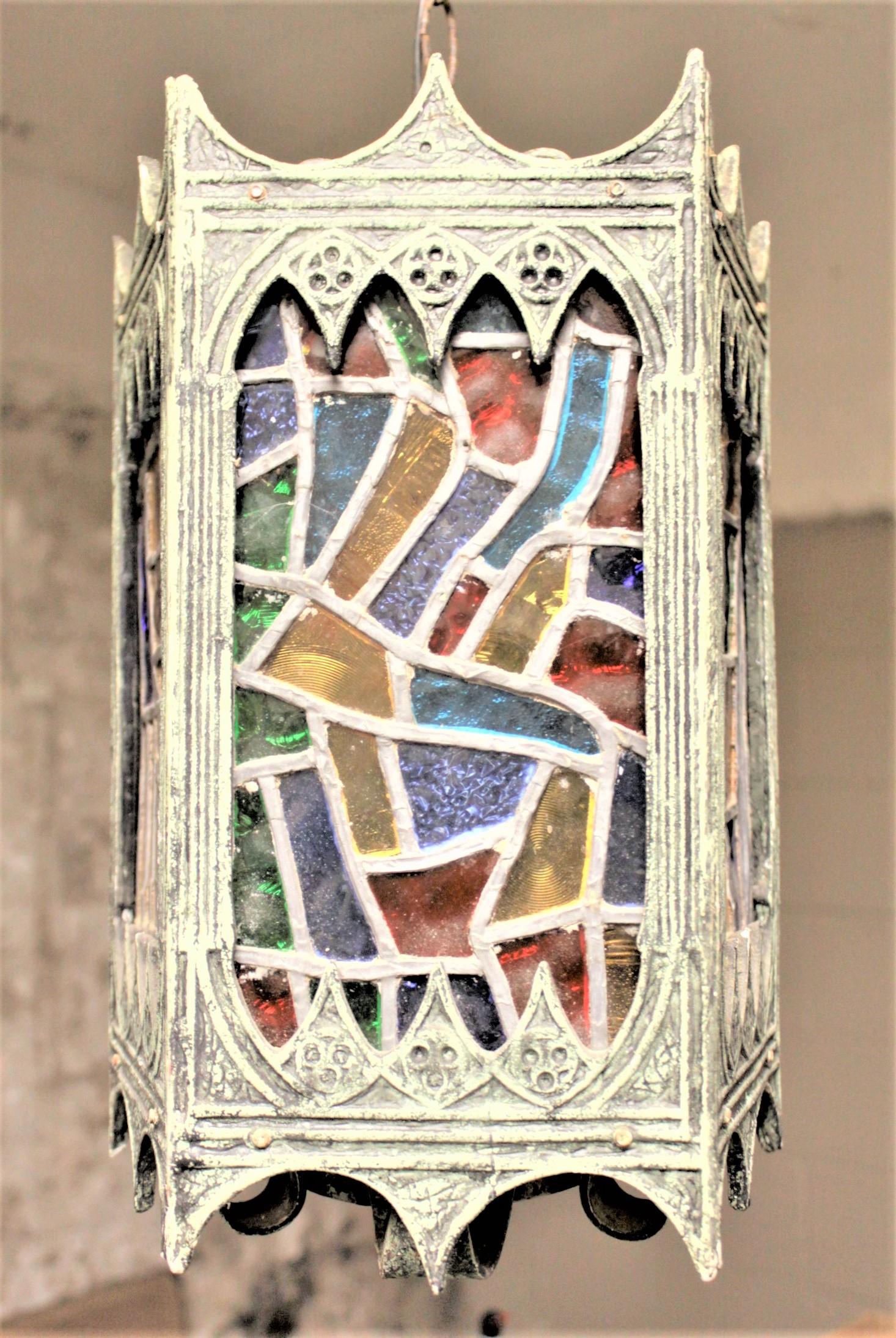 Américain Lampe à suspension ou guirlande néo-gothique du milieu du siècle dernier avec panneaux de verre teinté en vente