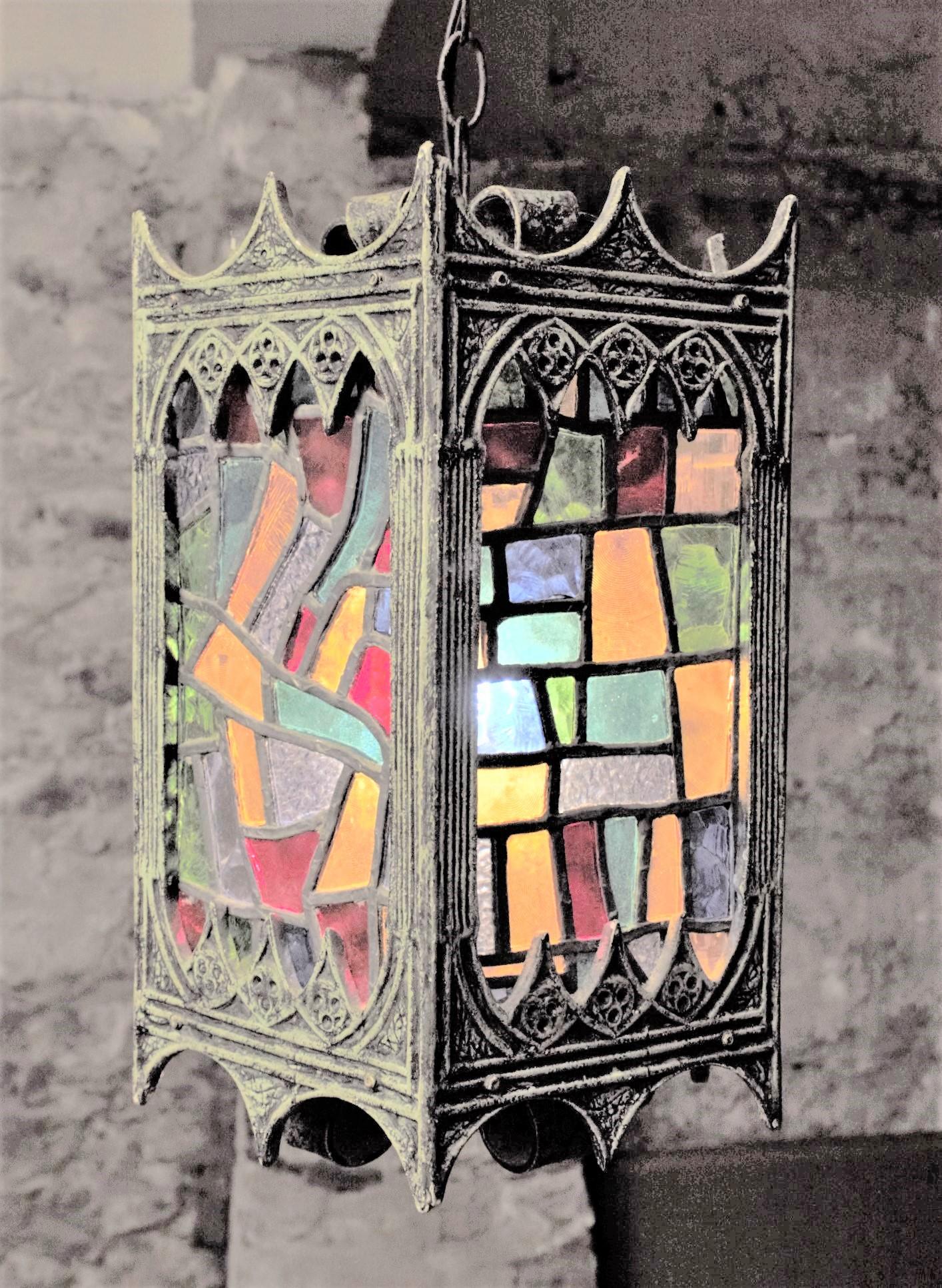 Peint à froid Lampe à suspension ou guirlande néo-gothique du milieu du siècle dernier avec panneaux de verre teinté en vente