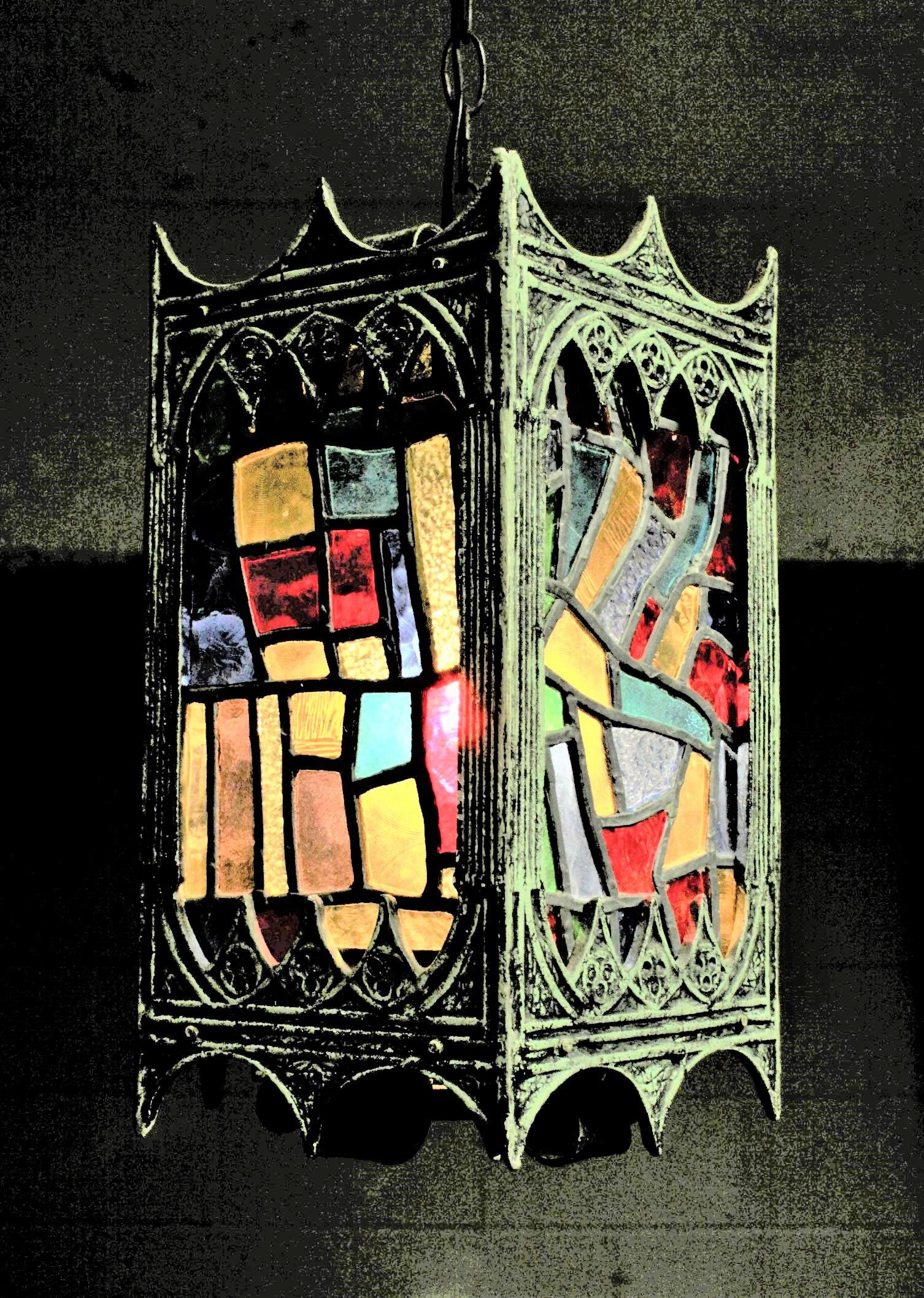 Acier Lampe à suspension ou guirlande néo-gothique du milieu du siècle dernier avec panneaux de verre teinté en vente