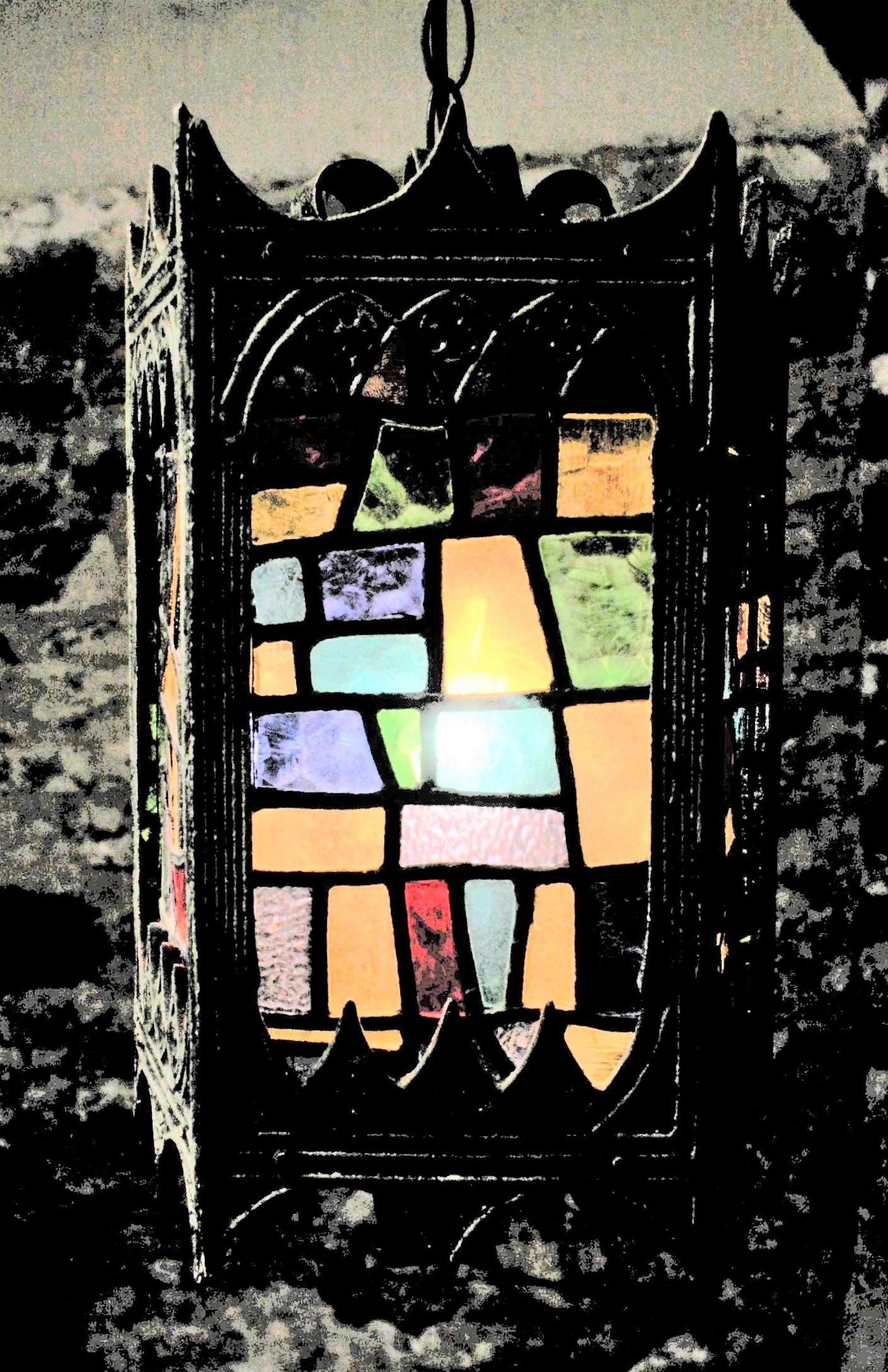 Lampe à suspension ou guirlande néo-gothique du milieu du siècle dernier avec panneaux de verre teinté en vente 1