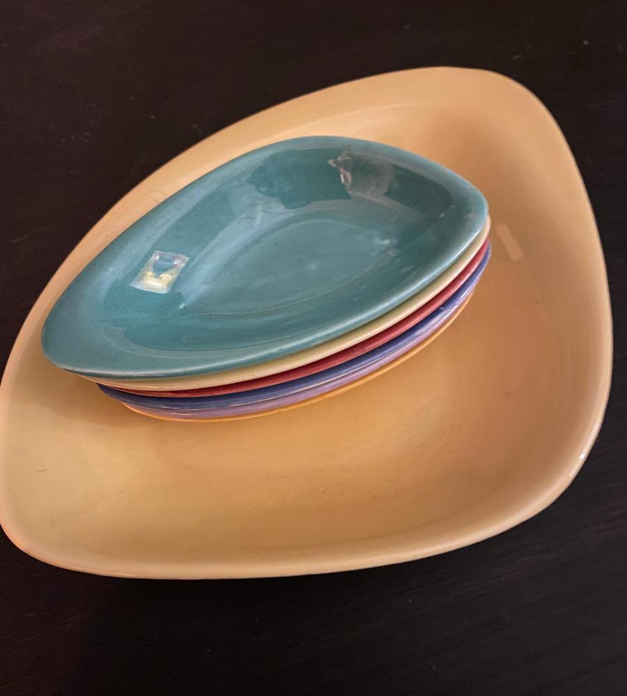 Mid-Century Gouda Ware Serving Peanut Bowl with 6 Little Bowls In Good Condition For Sale In Waddinxveen, ZH