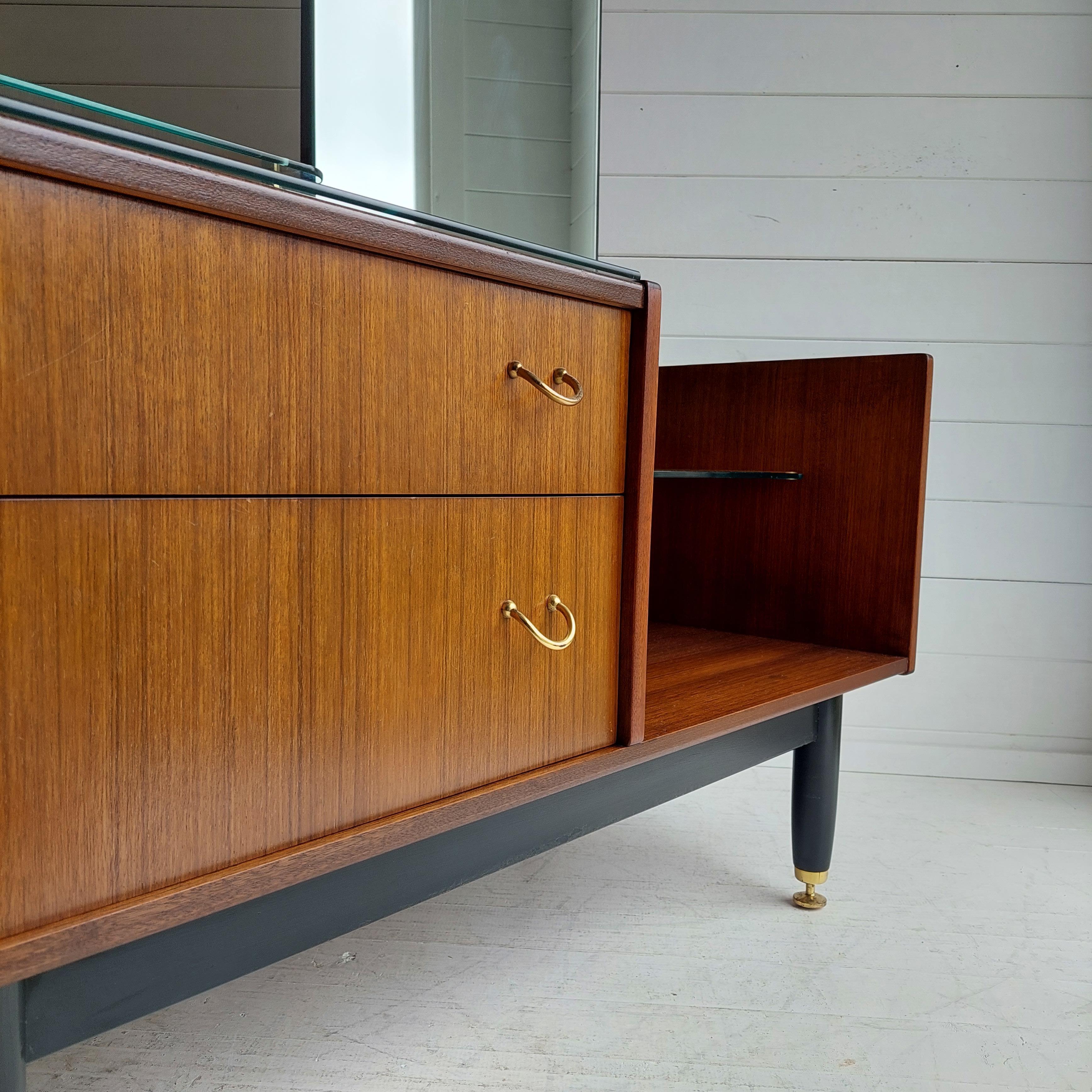 Table de toilette / meuble d'entrée Gplan Tola Librenza du milieu du siècle dernier, années 1950-1960 4