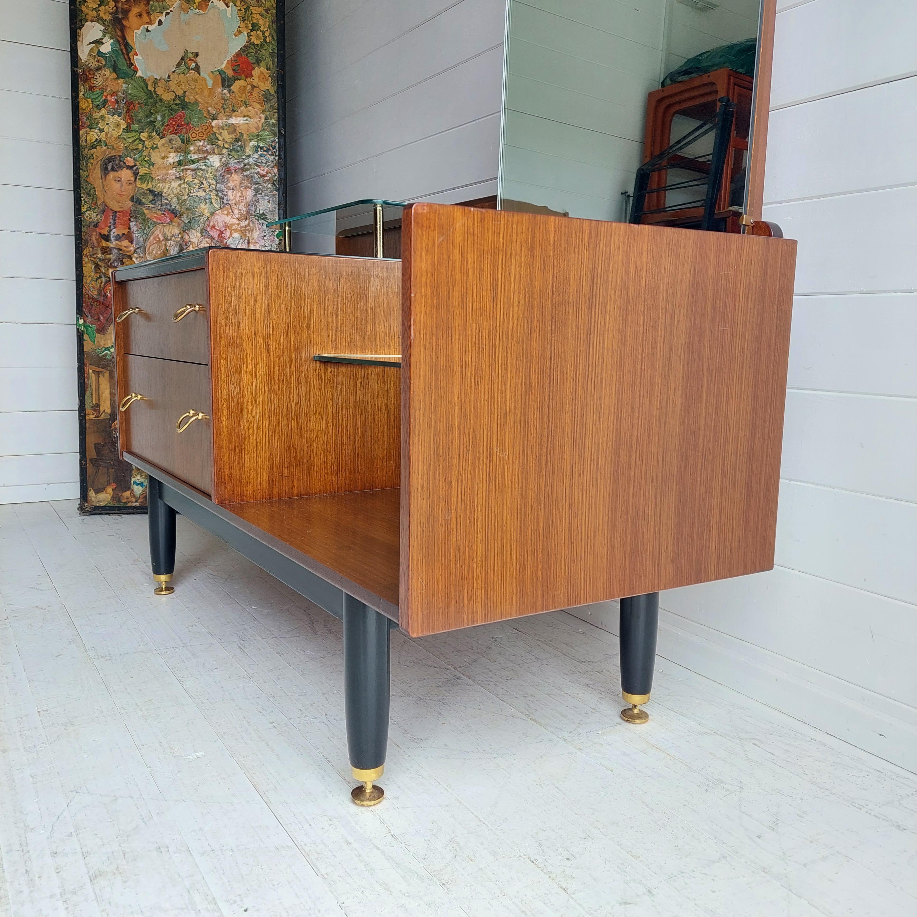 Laiton Table de toilette / meuble d'entrée Gplan Tola Librenza du milieu du siècle dernier, années 1950-1960