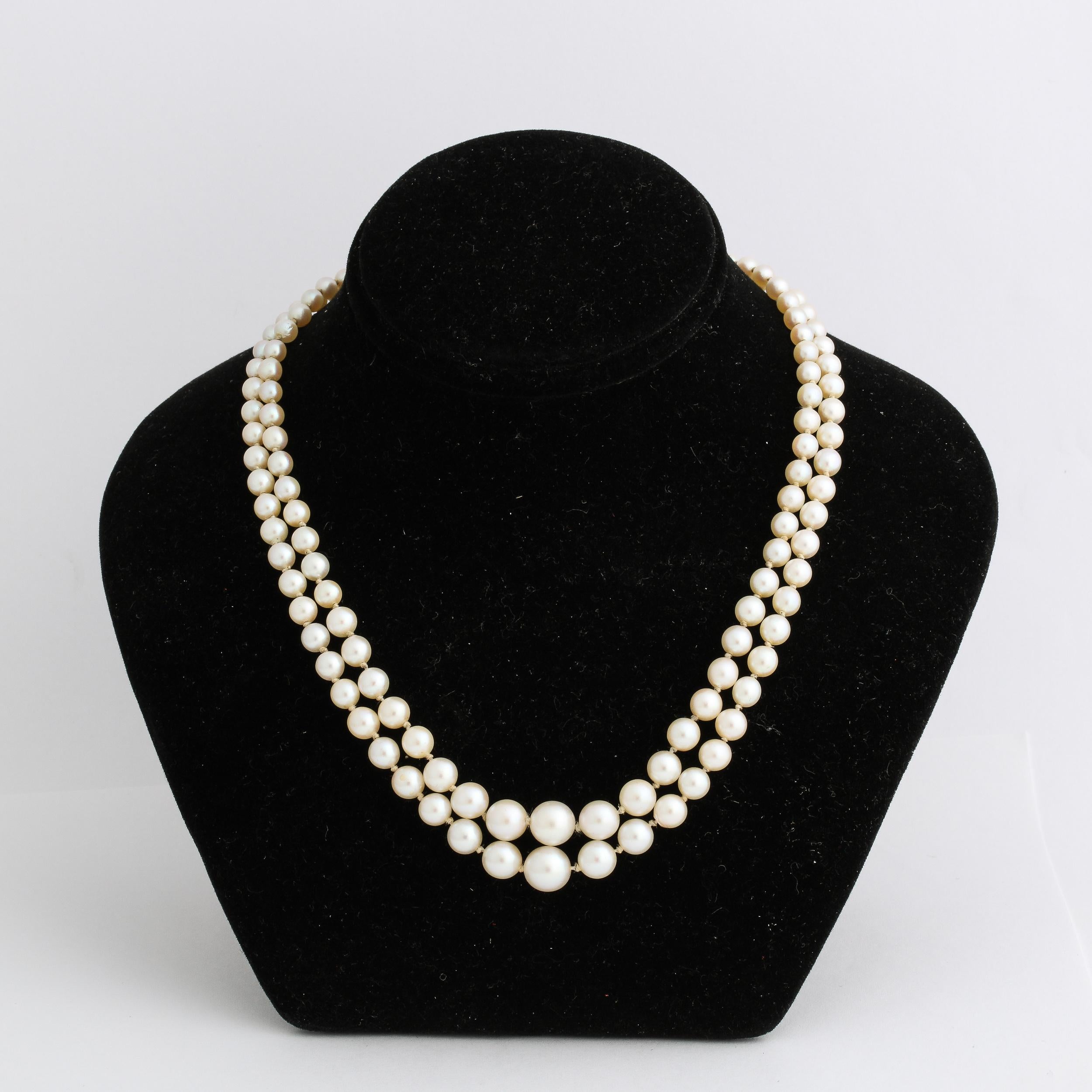 This classic and elegant double strand graduated pearl necklace with graduated pearls from 4.0 to 7.6 mm is also set with a white gold 14k and pearl clasp. Timeless elegance and so perfect also for a bride. Excellent Vintage condition .
Length 15