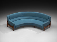 Grand canapé italien incurvé du milieu du siècle en tissu bleu ciel et Wood 300cm