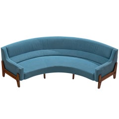 Mid-Century Grand italienisches geschwungenes Sofa mit himmelblauer Polsterung und Wood 300cm