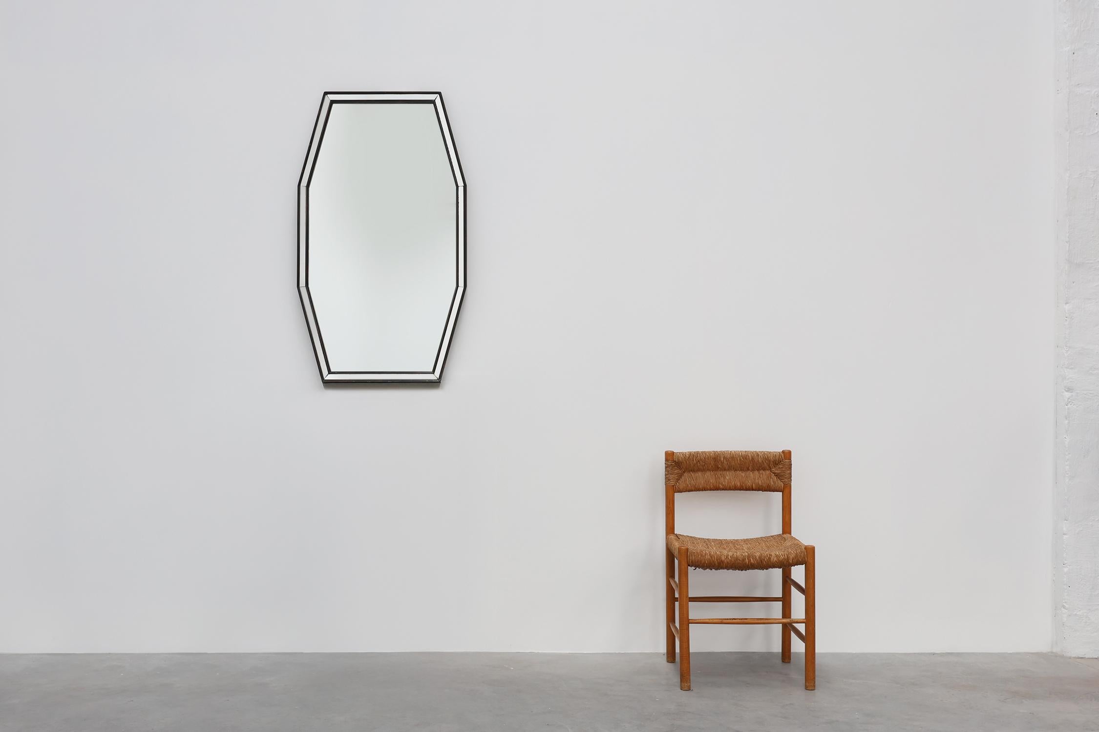 France / 1960 / Miroir / bois / Milieu de siècle / Vintage

Grand miroir octogonal avec cadre en bois noir et bordure incrustée de miroir. Fabriqué dans les années 1960 en France. 

Cette pièce exquise sert non seulement d'accessoire fonctionnel